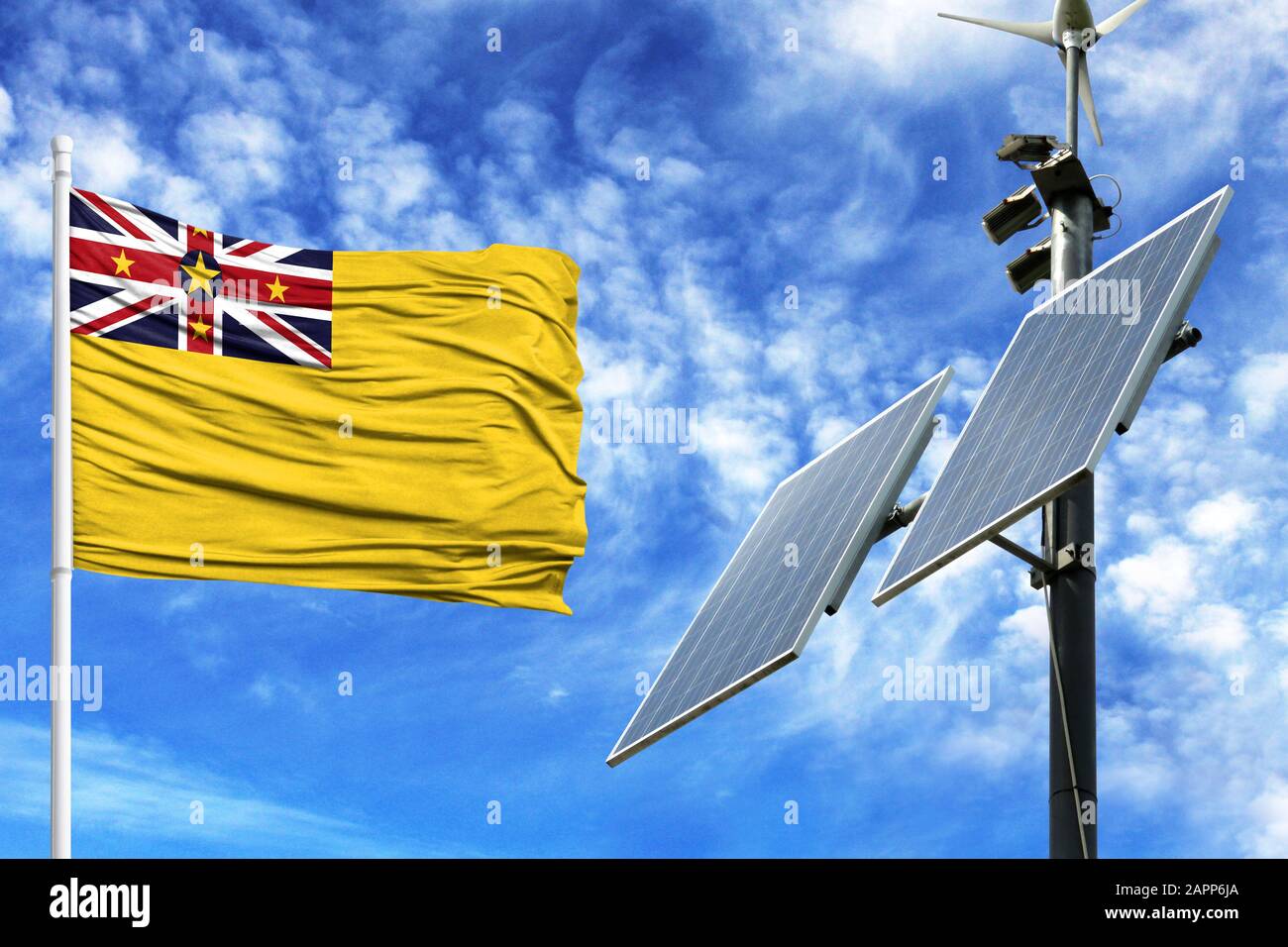 Sonnenkollektoren auf blauem Himmel mit Fahnenmast und Fahne von Niue Stockfoto
