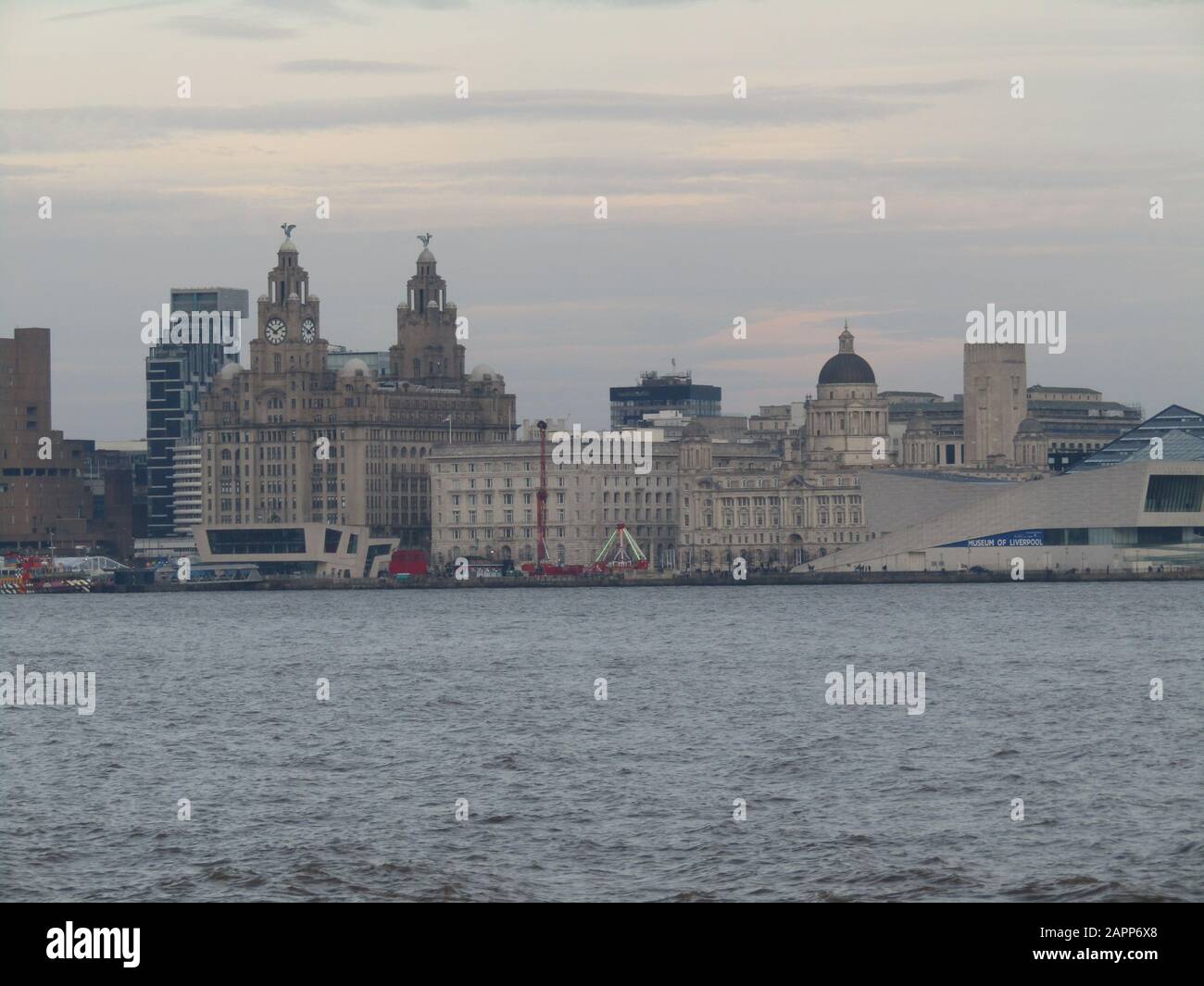 Liverpool, Boote und Gebäude von Liverpool Credit Ian Fairbrother/Alamy Stock Photos Stockfoto