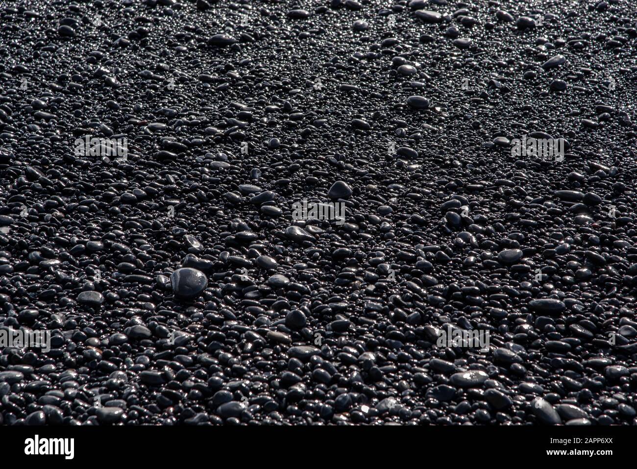 Die schwarzen Felsen am Vik Beach. Stockfoto
