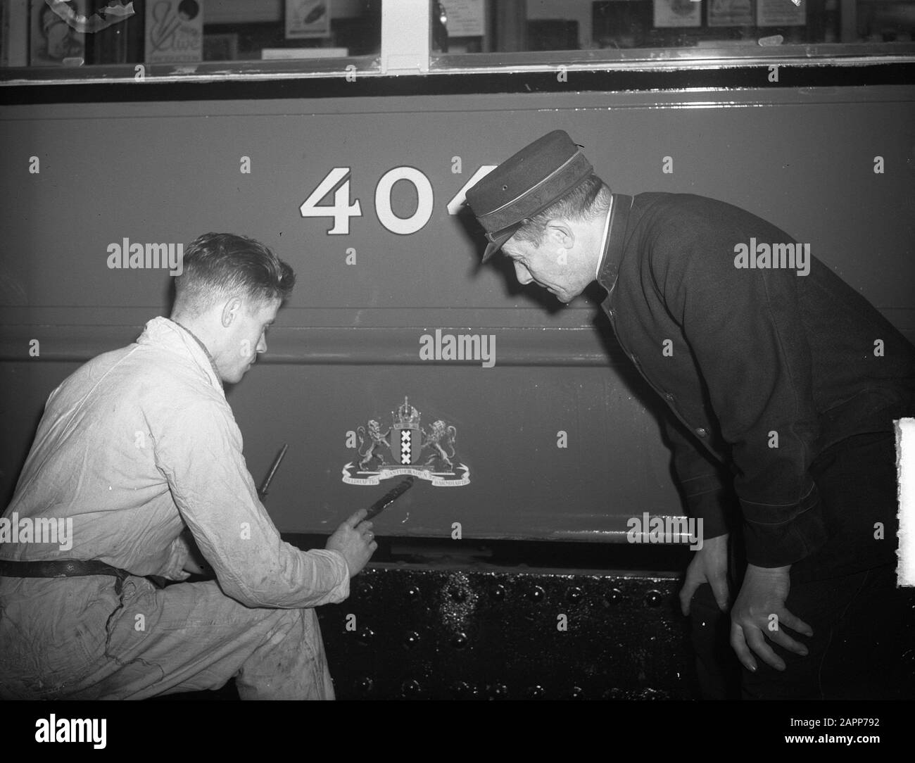 Straßenbahnen erhalten neues Stadtkittel Datum: 30. November 1948 Ort: Amsterdam Schlagwörter: Heraldik, öffentliche Verkehrsmittel, Straßenbahnen Stockfoto