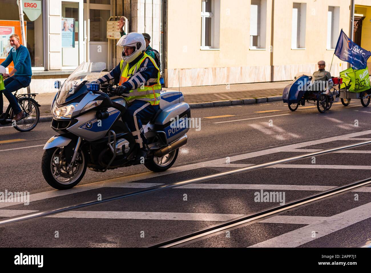 Polizeimotorrad bei einer Demonstration für mehr Sicherheit für Radfahrer, Polizei auf Motorrädern, Protest, Stadt, berlin, deutschland, schöneweide Stockfoto