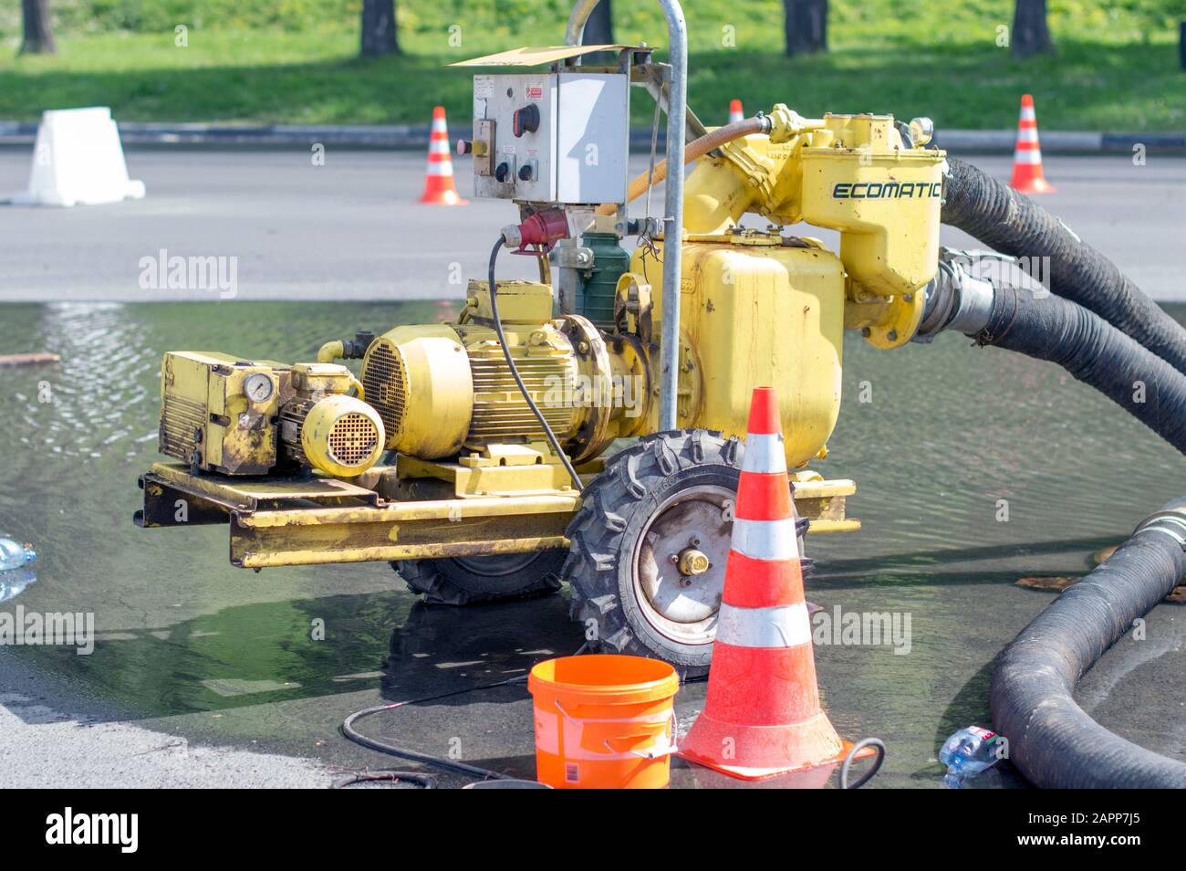 Große Ekomatik-Pumpe, zum Abpumpen aus dem Boden und zur Kommunikation, eine große Menge Wasser. Sie wird bei Notaufnahmen eingesetzt. Russland. Stockfoto