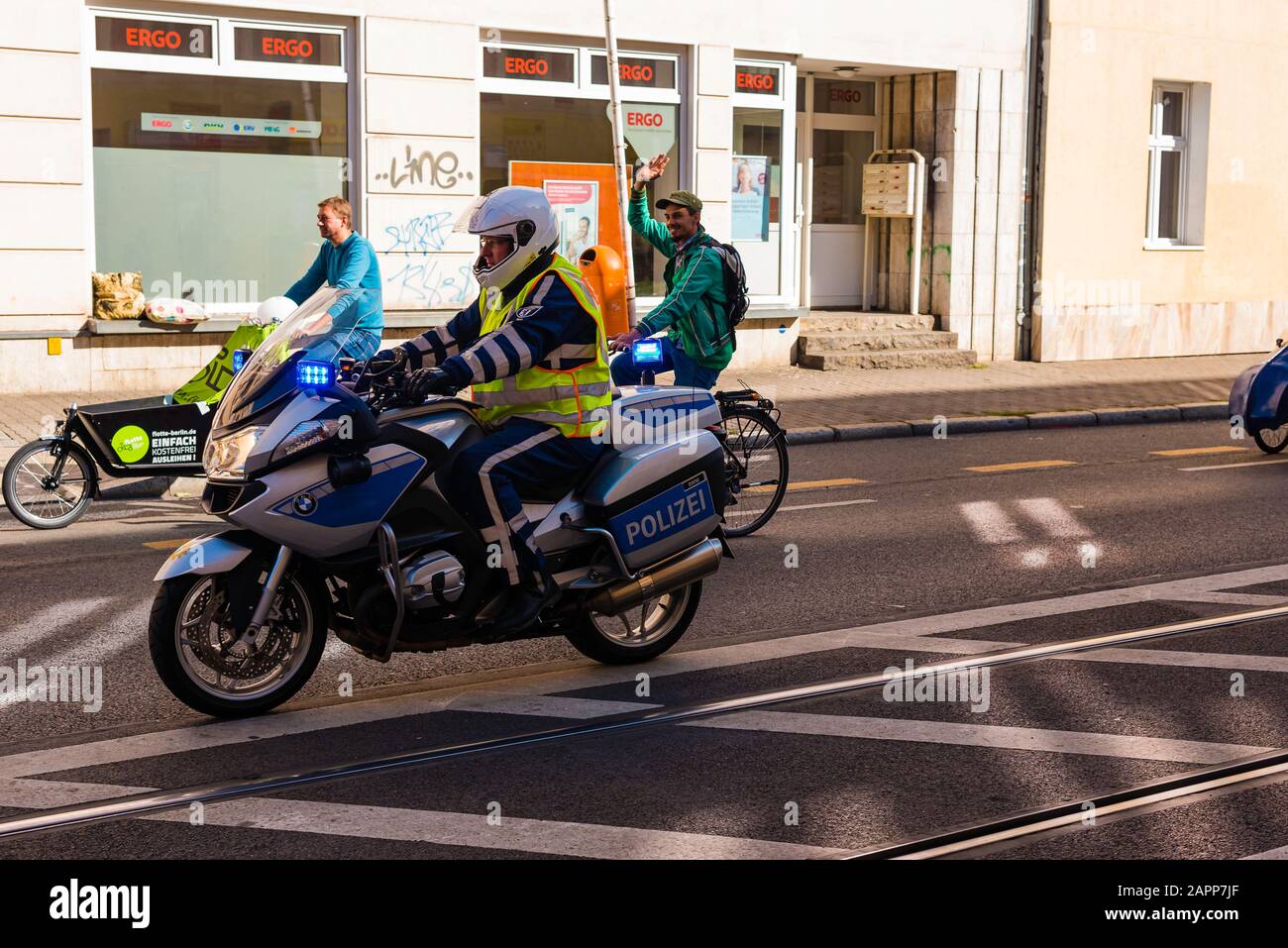 Polizeimotorrad bei einer Demonstration für mehr Sicherheit für Radfahrer, Polizei auf Motorrädern, Protest, Stadt, berlin, deutschland, schöneweide Stockfoto