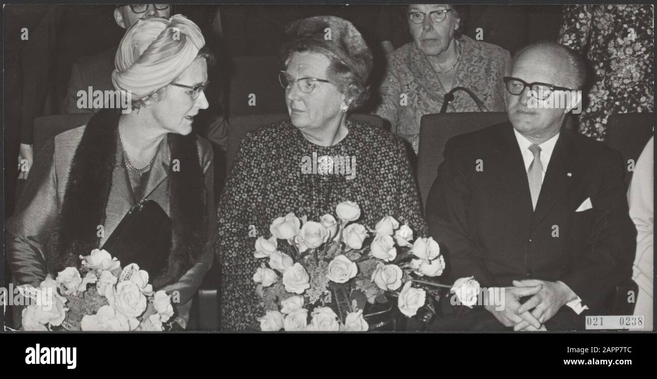 Am Zirkustheater in Scheveningen nahm Königin Juliana an der Jubiläumskonferenz des 50-jährigen Rates für soziale Fürsorge Teil. Die Königin und Ministerin M.A.M. Klompé von CRM erhielt beide Blumen. Rechts der Präsident des Rates, ds. F.H. Landman Datum: 3. Oktober 1968 Ort: Scheveningen, Zuid-Holland Schlüsselwörter: Kongresse, Geschenke, Königinnen, Königshaus persönlicher Name: Juliana (Prinzessin Niederlande), Klompé, Marga, Landman, F.H. Stockfoto