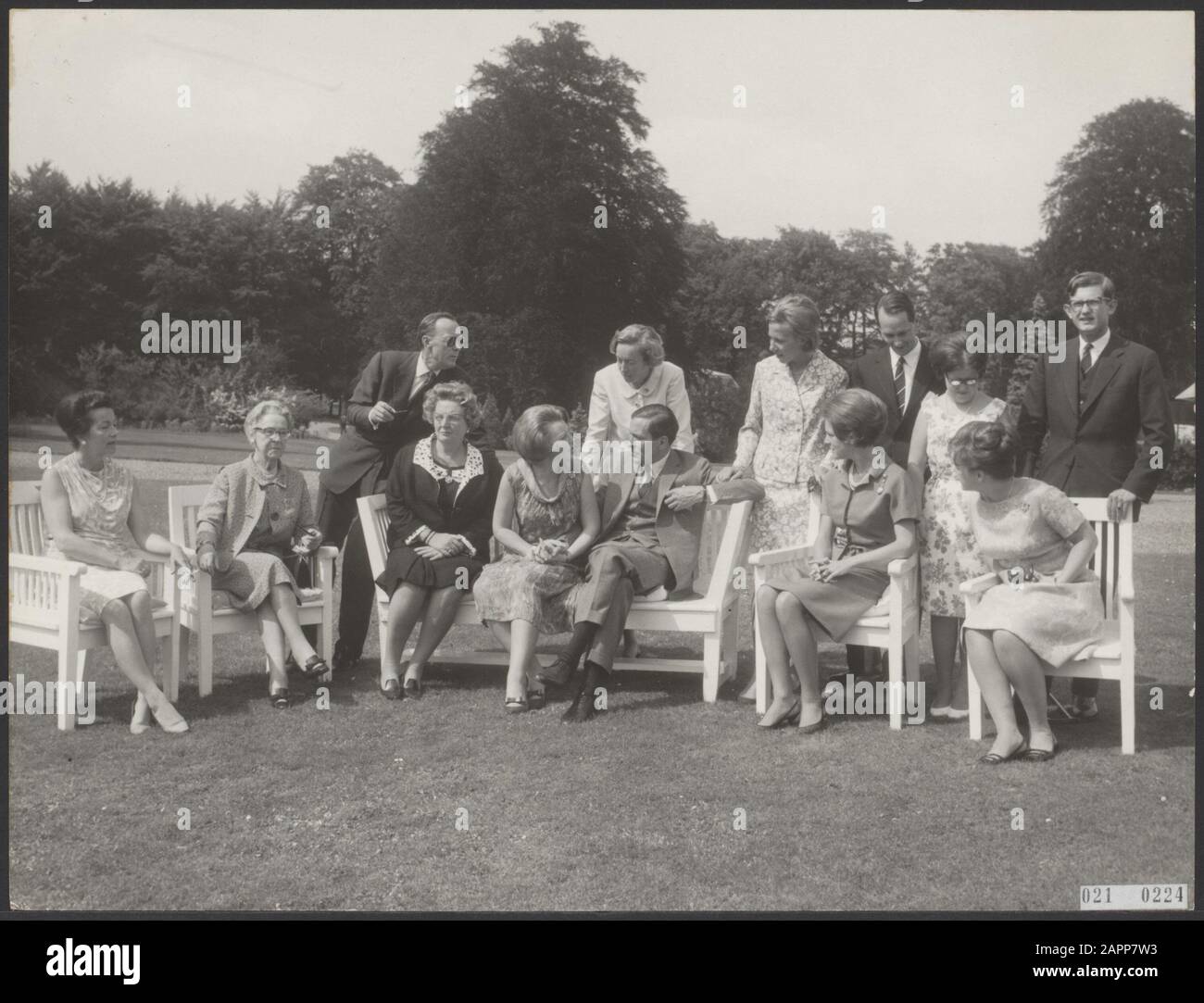 Verlobungsfürstin Beatrix. Die königliche Familie posiert im Garten von Schloss Soestdijk Anmerkung: Vlnr [Schwester des Claus?] Frau Von Amsberg (Gösta von dem Bussche-Haddenhausen), Königin Juliana, Prinzessin Beatrix, Claus von Amsberg, Prinzessin Irene, Prinzessin Margriet. Zwei Schwestern von Claus, Prinz Carlos Hugo, Prinzessin Christina, Herr Pieter van Vollenhoven, standen von Prinz Bernhard. Datum: 28.Juni 1965 Ort: Soestdijk, Utrechter Schlüsselwörter: Queens, Königshaus, Eltern, Prinzessinnen, Prinzessinnen, Gärten, Engagements persönlicher Name: AMSBERG V., Beatrix, Prinzessin, Bernhard, Fürst, Claus, Fürst, Jul Stockfoto