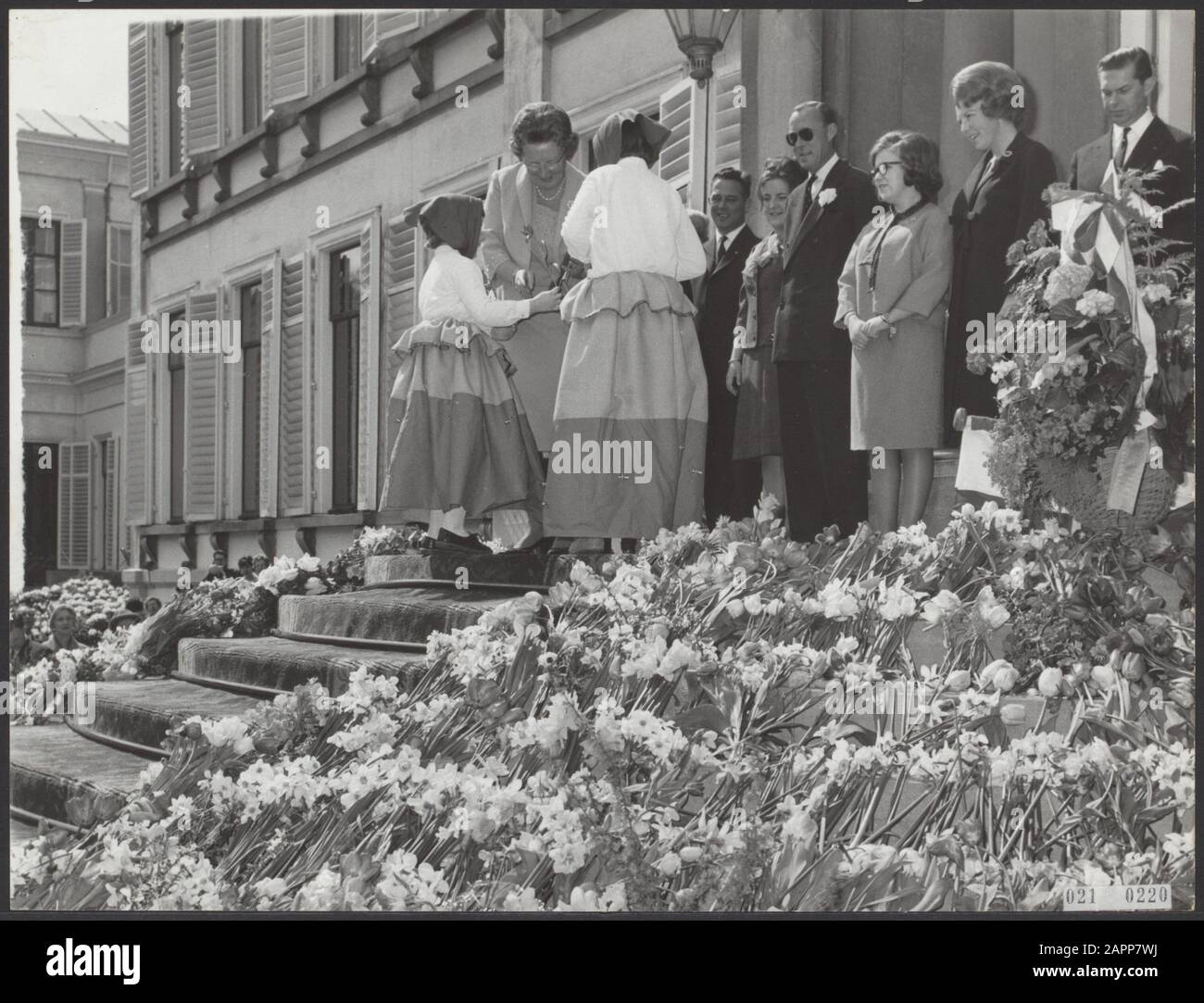 Koninginnedag 1964. Kinder bieten Königin Juliana Blumen Datum: 30. April 1964 Ort: Soestdijk, Utrechter Schlüsselwörter: Blumen, Defiles, Kinder, Königinnen, Königshaus, Fürsten, Prinzessinnen persönlicher Name: Bernhard, Fürst, Christina, Prinzessin, Juliana (Königin Niederlande), Juliana, Juliana, Königin, Margriet, Prinzessin Stockfoto