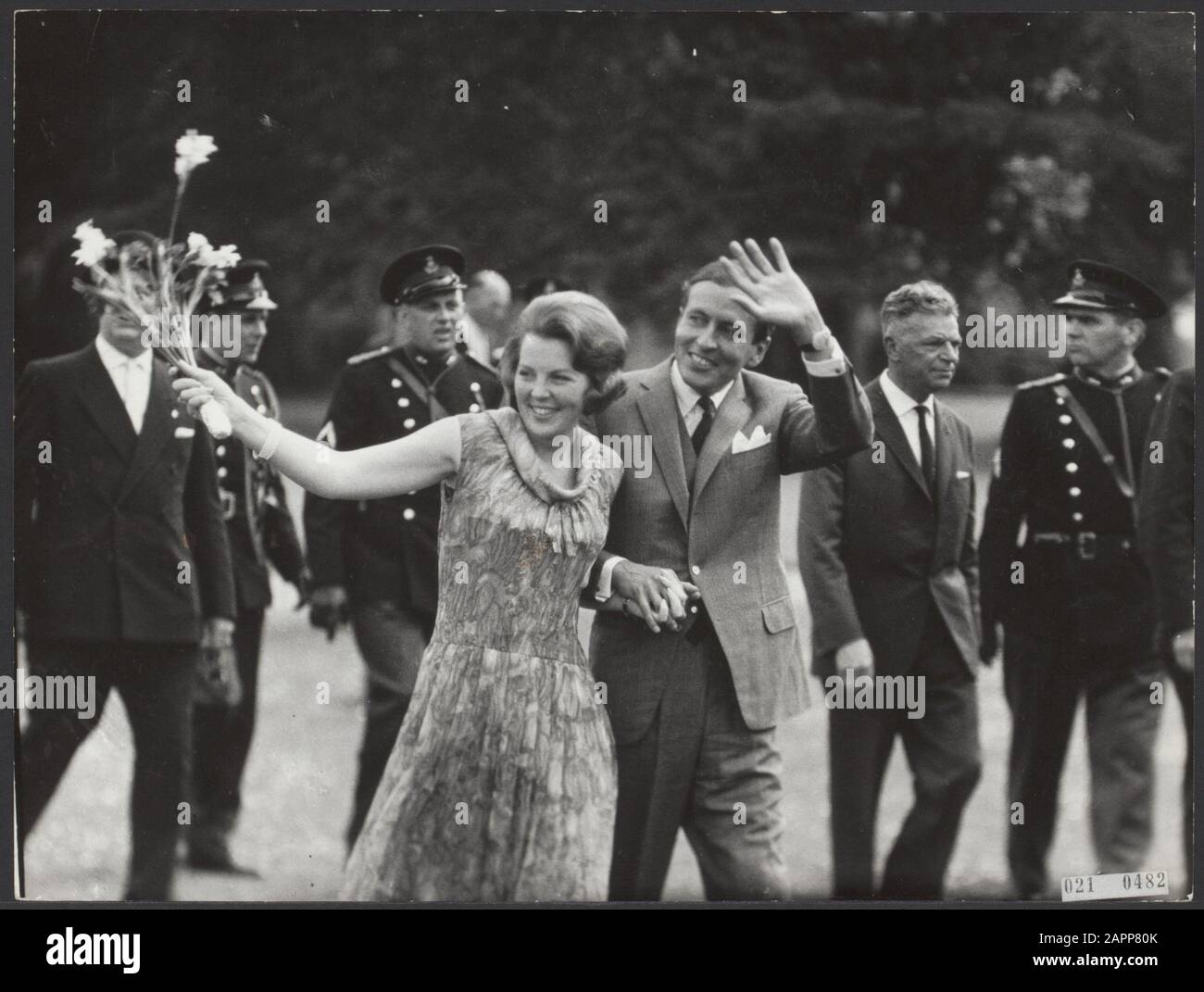 Prinzessin Beatrix und ihr Verlobter Claus von Amsberg spazieren durch den Garten von Schloss Soestdijk nach der offiziellen Ankündigung des Engagements Datum: 28. Juni 1965 Ort: Den Haag, Zuid-Holland Schlüsselwörter: Königshaus, Prinzen, Prinzessinnen, Engagements persönlicher Name: Beatrix, Prinzessin, Claus, Prinz Stockfoto