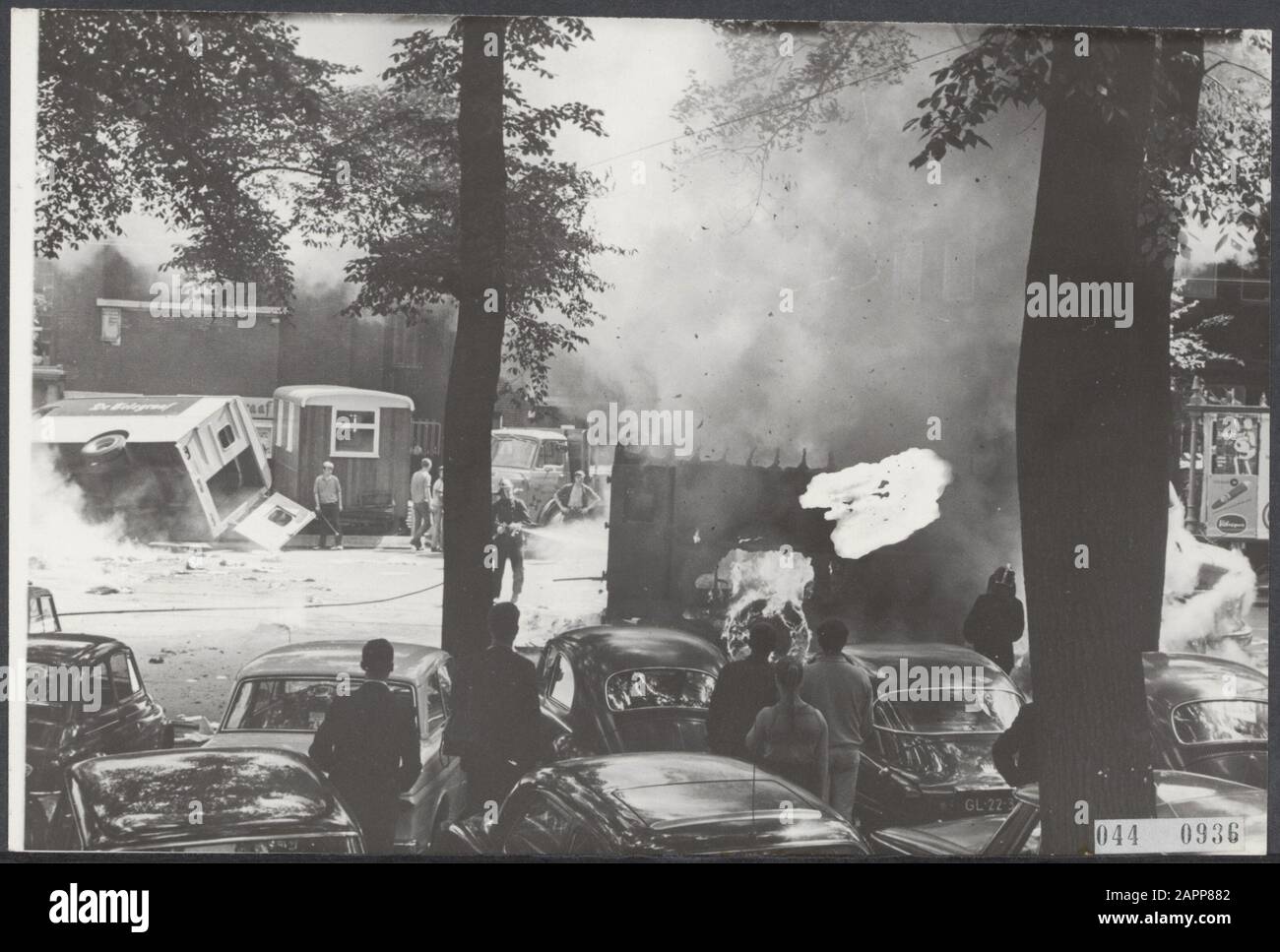Serie 044-0936 t/m 044-0937 Datum: 14. Juni 1966 Standort: Amsterdam, Noord-Holland Schlüsselwörter: Büros, Zeitungen, Krawalle persönlicher Name: Telgraaf De Stockfoto