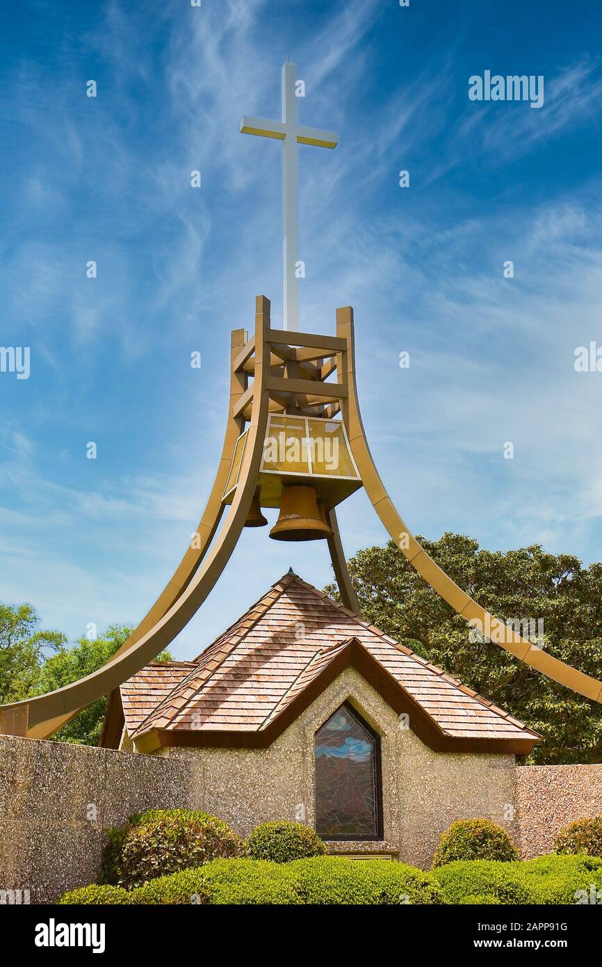Kreuz und Belltower im Park Stockfoto