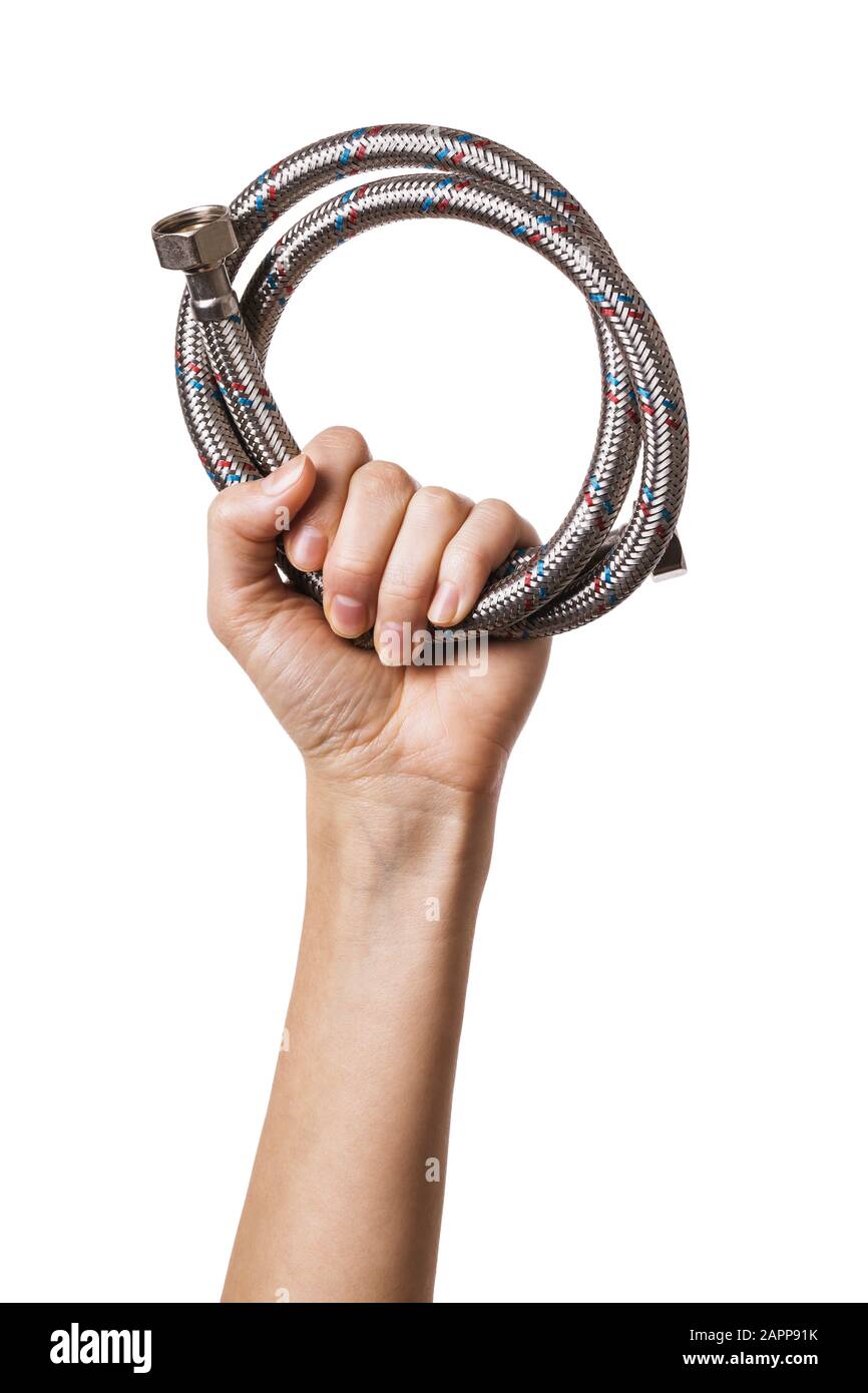 Die weibliche Hand hält den flexiblen Schlauch der Rohrleitung, der auf weißem Hintergrund isoliert ist Stockfoto