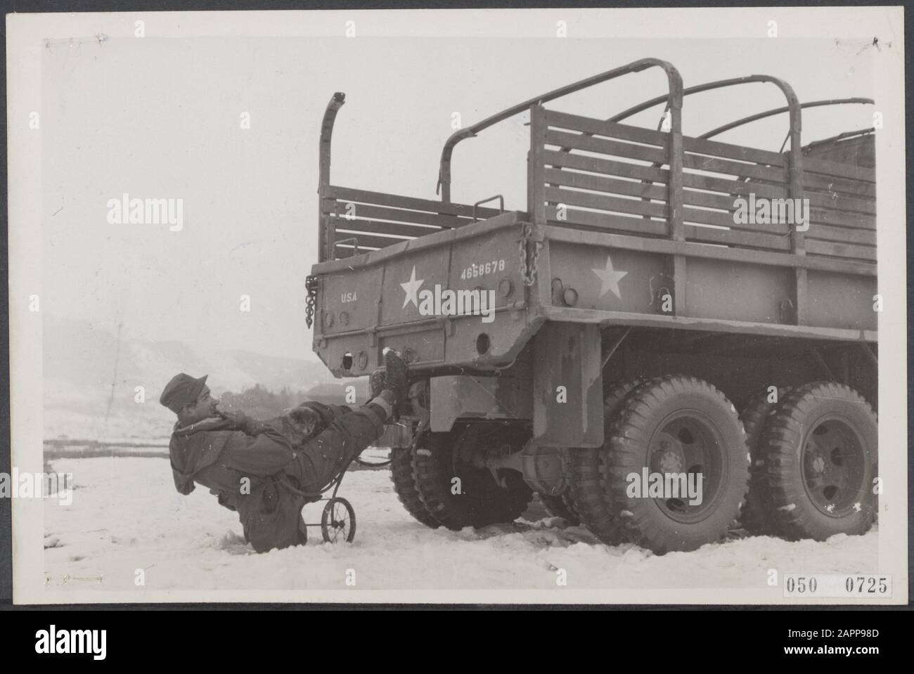 .Niederländisch im Koreakrieg. Bei den niederländischen Korea-Freiwilligen. Auf diese Weise versucht einer der Freiwilligen dies zu der Zeit zu leisten, als kein Transport verfügbar ist Datum: 1951 Ort: Korea Schlüsselwörter: Campingplätze, Kriegsfreiwillige, Porträts Stockfoto