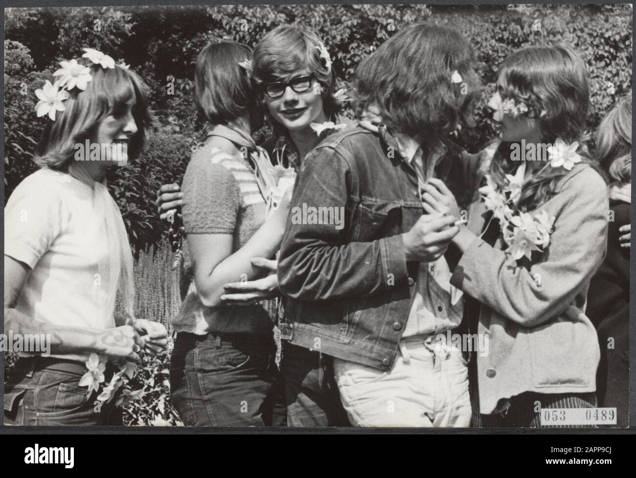Flower Power Datum: 6. August 1967 Ort: Amsterdam, Noord-Holland, Vondelpark Schlüsselwörter: Blumen, Kulturen, Jugend, Proteste Stockfoto