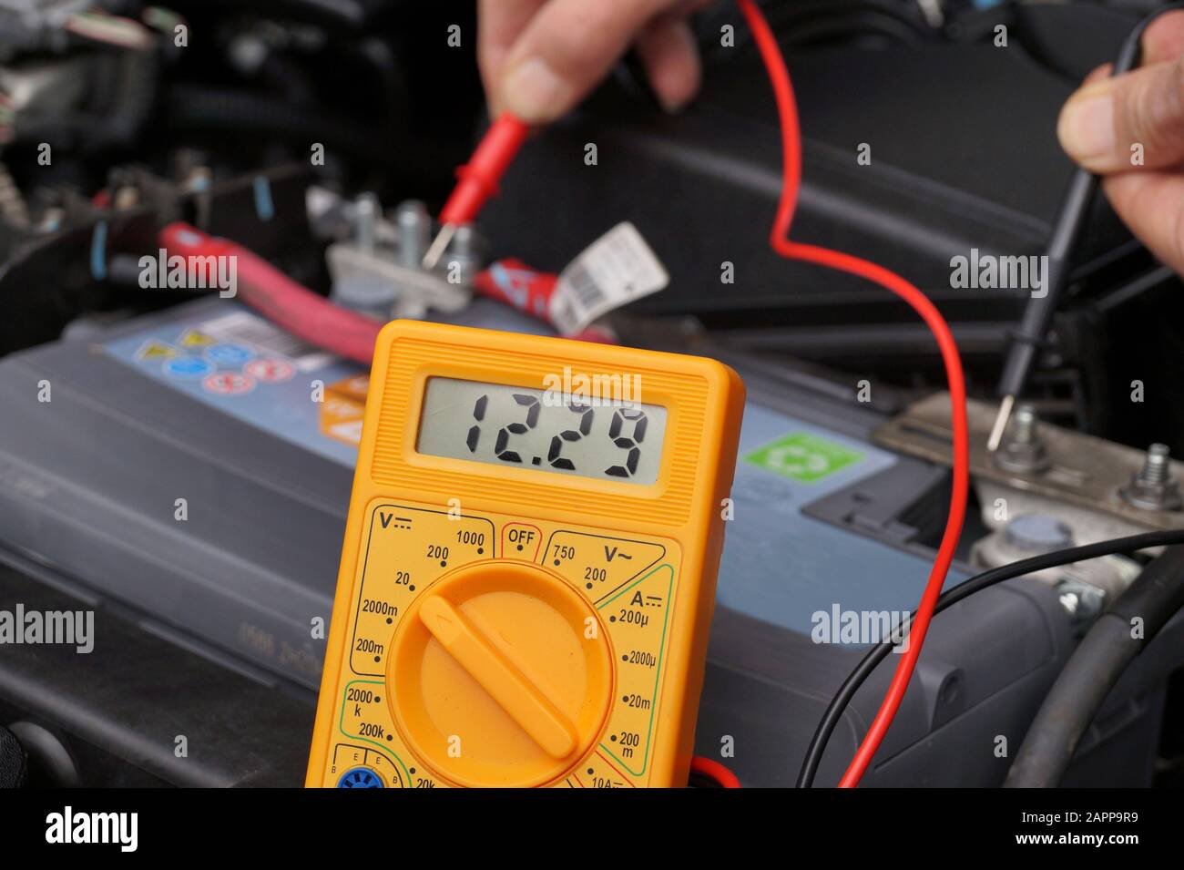 Messung der Batteriespannung mit einem Messgerät. Kfz-Reparaturwerkstatt  Stockfotografie - Alamy