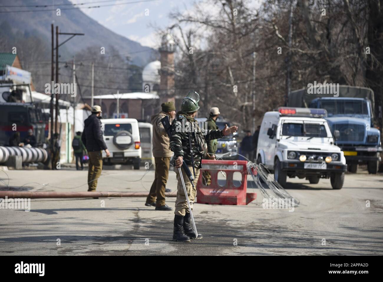 Srinagar, Indien. Januar 2020. Indische Streitkräfte stehen außerhalb eines Republikschauplatzes in Srinagar auf der Wache.Vor der 71. Staatssicherheit Indiens wurde in Srinagar und anderen Teilen Kaschmirs mit einem massiven Einsatz von Kräften bezwungen. Es wird der erste Tag der Republik im Tal sein, nachdem das Zentrum Artikel 370 im einstigen Bundesstaat Jammu und Kashmir aufgehoben hat. Credit: Sopa Images Limited/Alamy Live News Stockfoto