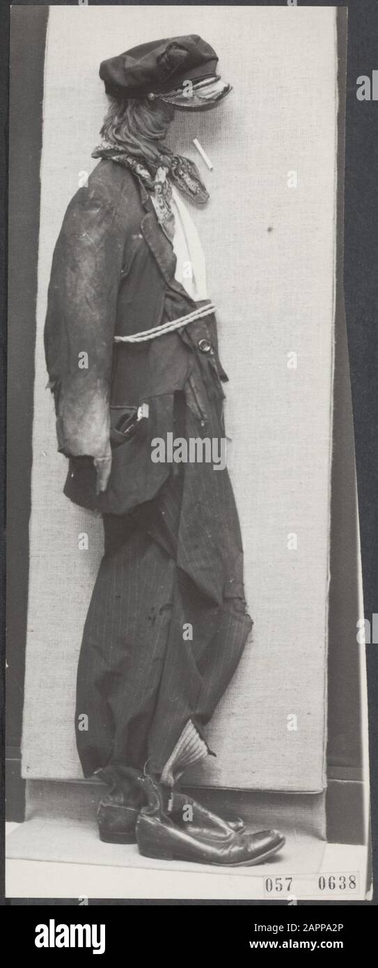 Im Theatermuseum in Amsterdam wird eine Ausstellung mit Theaterkostümen veranstaltet, die im Laufe der Jahre von prominenten Schauspielern und Schauspielerinnen getragen und erhalten wurden. Boefje... die Kleidung, die Annie van Ees in dem berühmten Stück Annotation nannte: Siehe 918-3194 Datum: 15. Oktober 1965 Ort: Amsterdam, Noord-Holland Schlagwörter: Kostüme, Museen, Theater, Theatereinrichtung Name: Theatermuseum Stockfoto