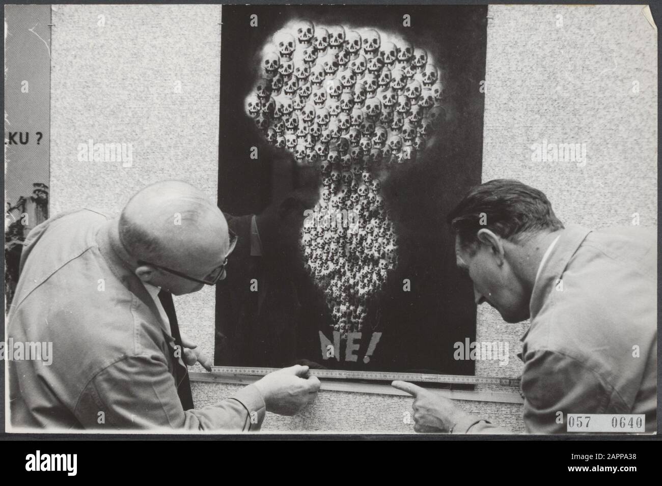 Ausstellung politischer Plakate der Künstlerarbeitsgruppe Plakat aus der Tschechoslowakei. Noenis der Titel, der eine Atombombensäule von Schädel darstellt Datum: 30. September 195 Ort: Amsterdam Schlagwörter: Plakate, Ausstellungen Stockfoto