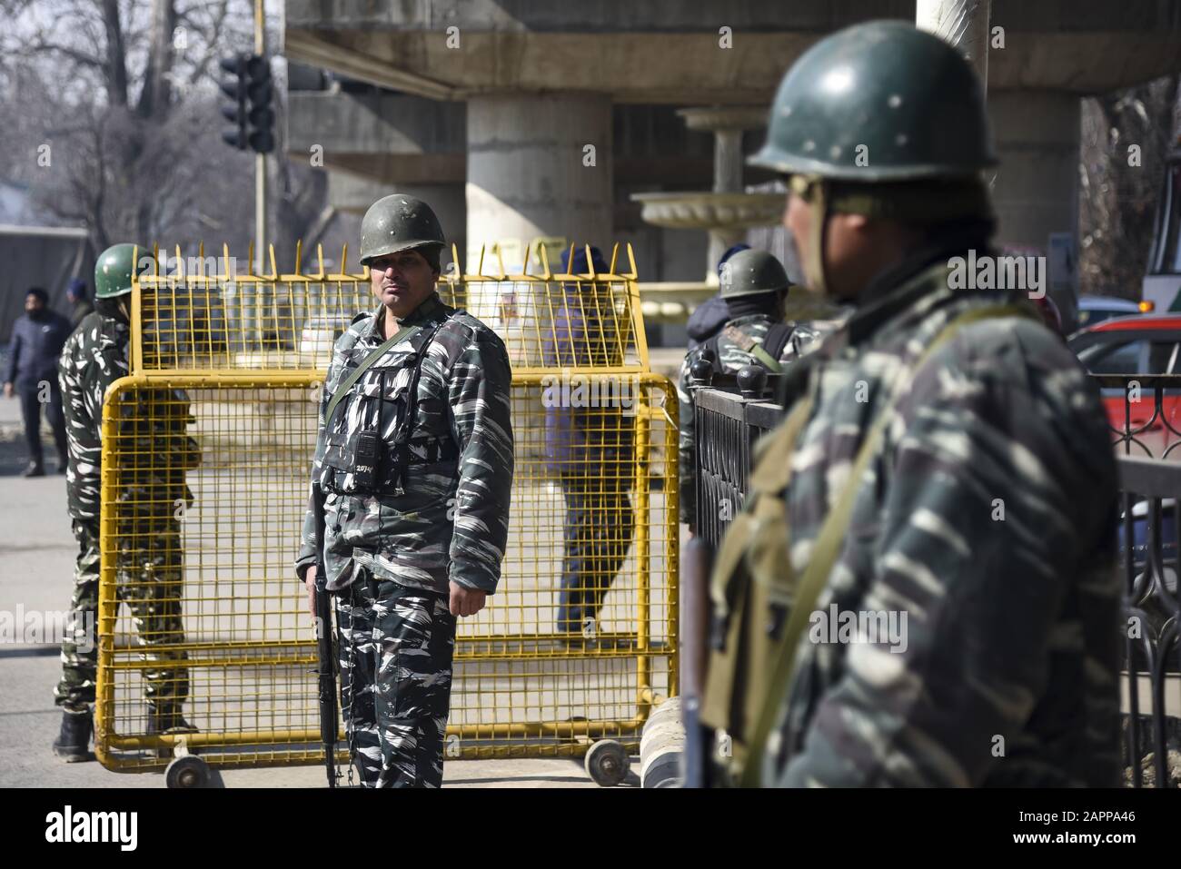 Srinagar, Indien. Januar 2020. Indische Streitkräfte stehen außerhalb eines Republikschauplatzes in Srinagar auf der Wache.Vor der 71. Staatssicherheit Indiens wurde in Srinagar und anderen Teilen Kaschmirs mit einem massiven Einsatz von Kräften bezwungen. Es wird der erste Tag der Republik im Tal sein, nachdem das Zentrum Artikel 370 im einstigen Bundesstaat Jammu und Kashmir aufgehoben hat. Credit: Sopa Images Limited/Alamy Live News Stockfoto