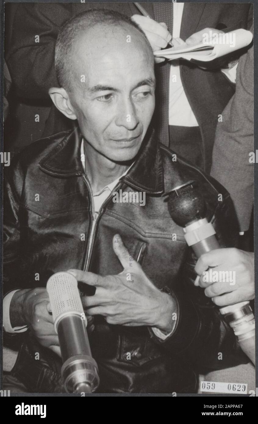 [Peertoptant L. v.d. Pol erzählt auf Schiphol über den Putsch in Indonesien] Anmerkung: Reisende auf Schiphol: Situation in Indonesien immer noch verwirrt. Allgemeines Handelsblad. Amsterdam, 04-10-1965 In Delpher am 17-07-2017 gesehen, resolver.kb.en/ resolve?urn=kbnrc01:000034632:mpeg21:A0008 Datum: 4. Oktober 1965 Ort: Noord-Holland, Schiphol-Schlüsselwörter: Porträts, Rückkehrer, Coups Stockfoto