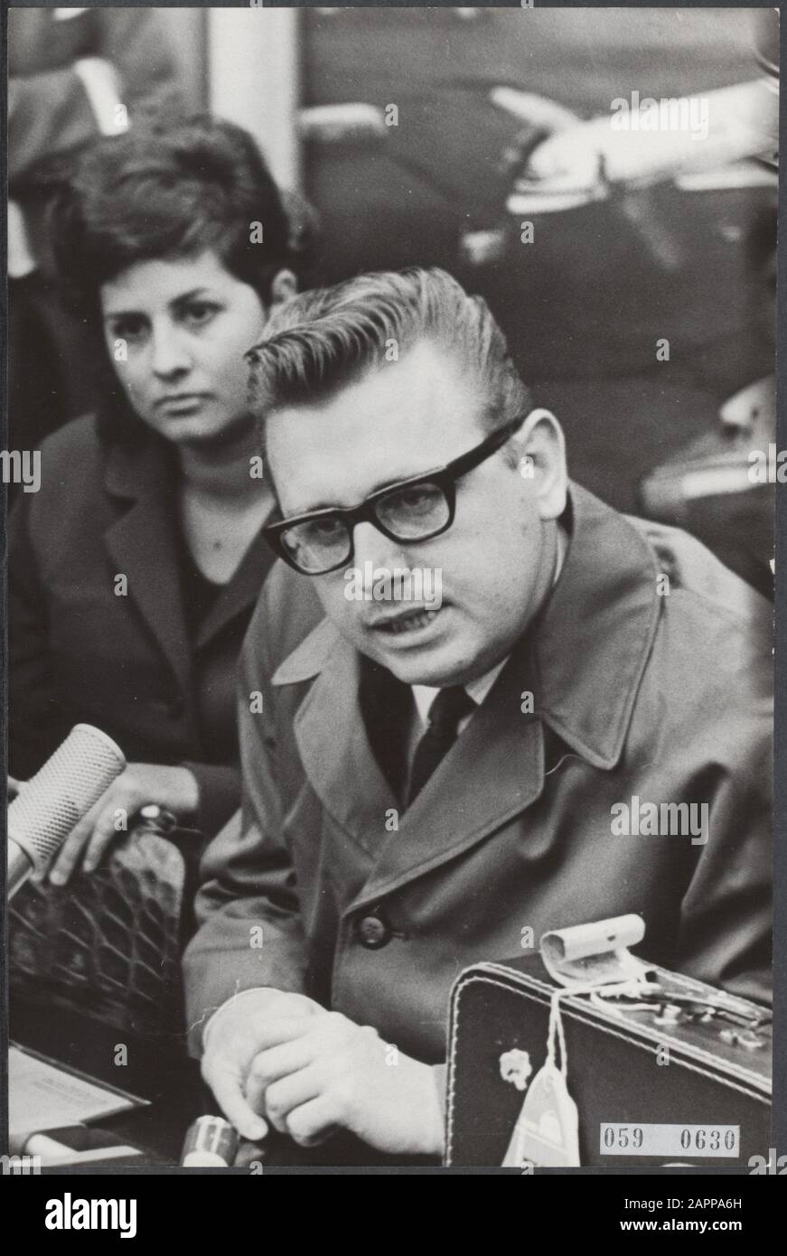 Ein Flugzeug aus Jakarta kam am Flughafen Schiphol an. Einer der Passagiere, Herr v.d. Klooster erzählt der Presse von seinen Erfahrungen in Indonesien während des Putsches, neben ihm seine Frau Datum: 4. Oktober 1965 Ort: Noord-Holland, Schiphol Schlüsselwörter: Porträts, Rückkehrer, Coups persönlicher Name: Kloster von Stockfoto