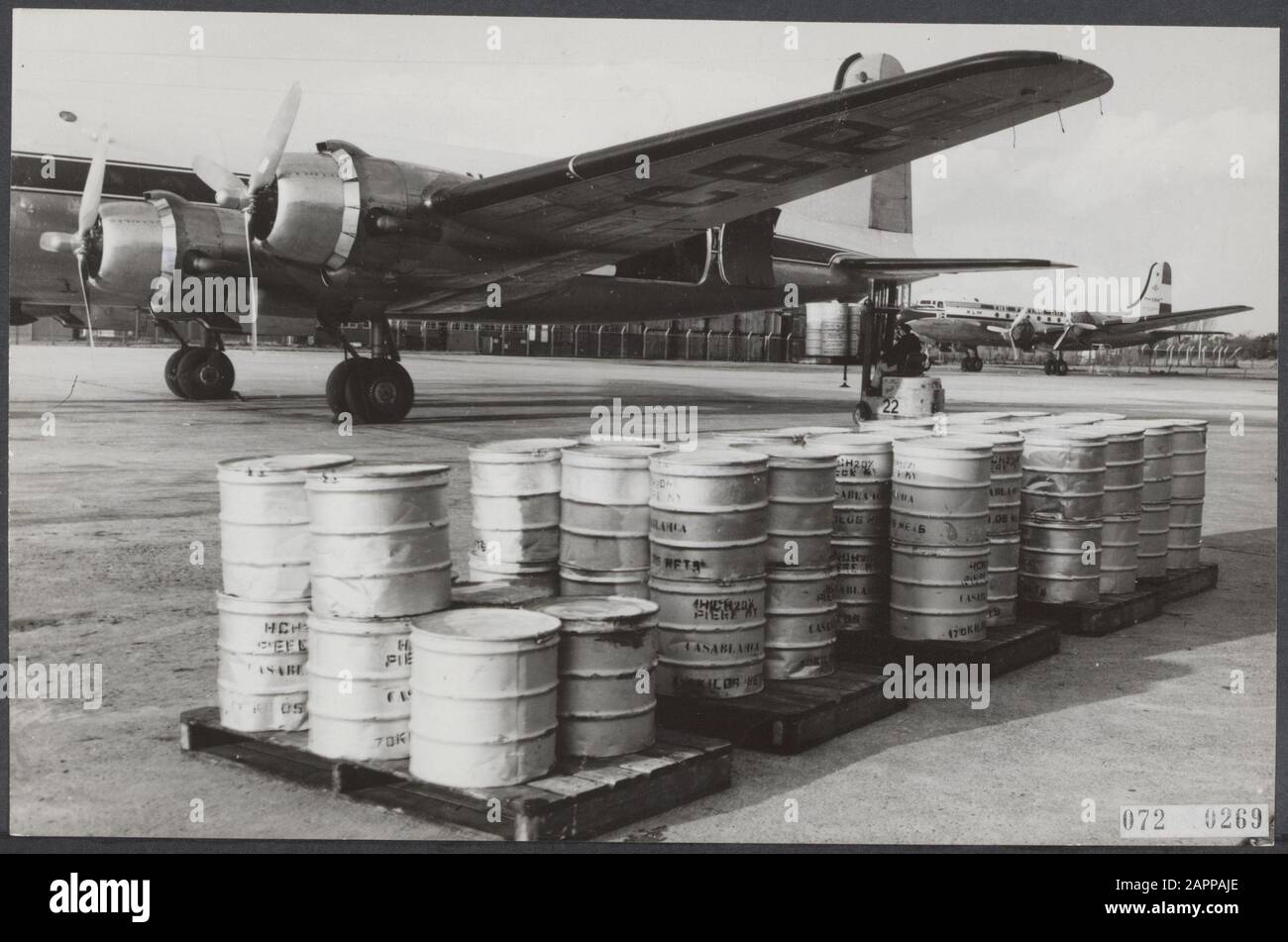 Gegen die riesige Heuschreckenplage in Marokko Datum: 19. November 1954 Ort: Noord-Holland, Schiphol Schlüsselwörter: Güterverkehr, Insekten, Flugzeuge Personenname: Hexyolan Stockfoto