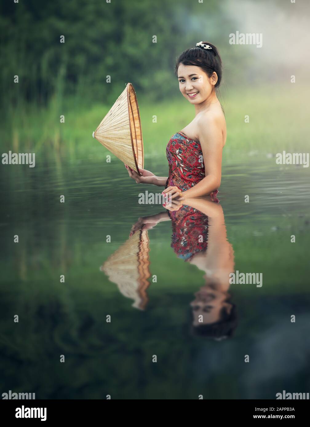 Sexy Frauen in Asien, die in Thailand am Fluss baden Stockfoto