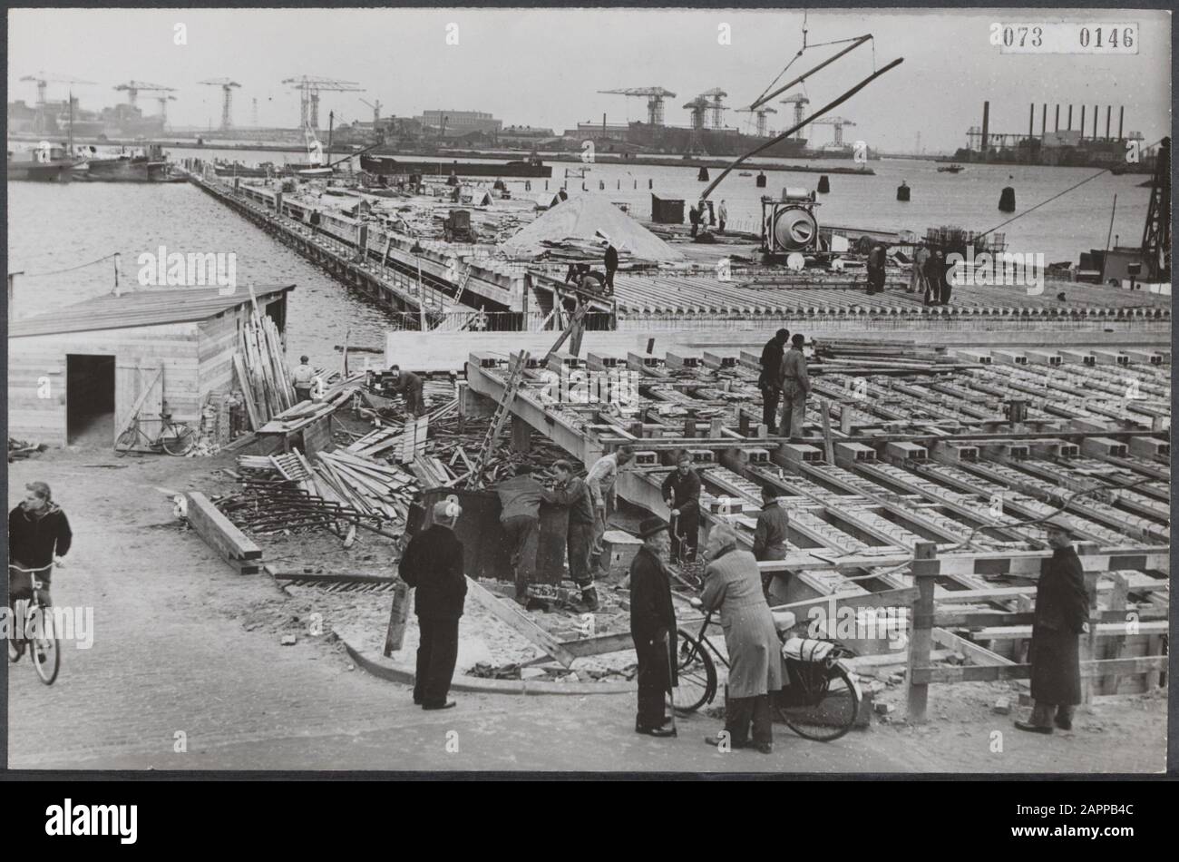 Straßenbautechnik, Wasserbau, Fähren Datum: 25. Oktober 1955 Standort: Amsterdam, IJ Schlüsselwörter: Fähren, Wasserbau, Straßenbautechnik Stockfoto