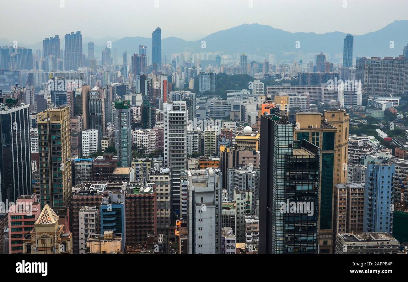 Blick auf das Stadtbild mit Eigentumswohnungen und Bürogebäuden und Nebel. Betondschungel in der Stadt Hongkong. April 2014 Hongkong China. Stockfoto