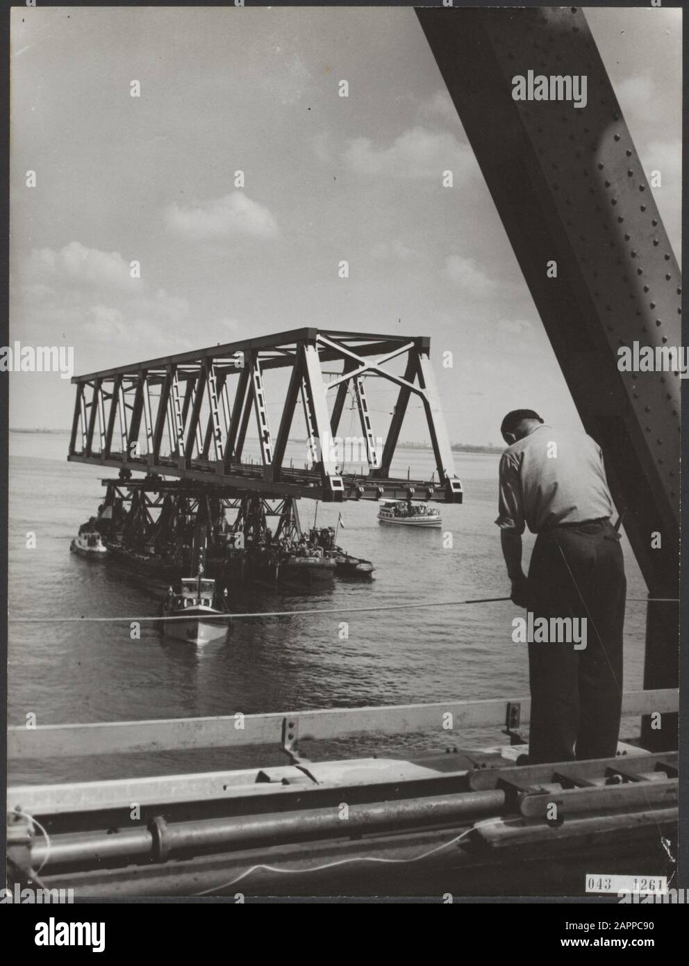 Sonntagnachmittag ist ein Brückenabschnitt in der Eisenbahnbrücke über den Moerdijk eingefahren. Der Eingang des neuen Brückenteils von der Eisenbahnbrücke aus gesehen Datum: 6. Mai 1955 Ort: Hollands Diep, Moerdijk Schlüsselwörter: Brücken, Eisenbahn, Wasserbau Personenname: Hollands Diep Institutioningsnaam: Moerdijkbrug Stockfoto