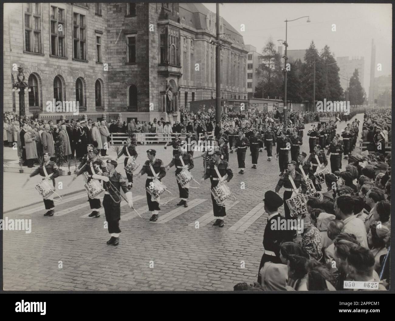 Das Nationale Institut für Unterstützungsrecht hatte heute in Rotterdam einen Landtag abgehalten, heute Nachmittag um drei Uhr wurde ein Filé entlang des Rathauses abgehalten, in dem 2 Bataillon der nationalen Reserve, 2 Batterien der Artillerie, 3 Abteilungen der Staatspolizei, Ein Bataillon der Stadtpolizei und eine Gesellschaft des Grenzschutzes. Das Defilé entlang des Rathauses mit den Behörden auf der Bühne, darunter Minister Beel, Bürgermeister Schoking von den Haag und viele andere zivile und militärische Behörden Datum: 20. September 1952 Ort: Rotterdam, Zuid-Holland Schlüsselwörter: Minister, Paraden, s Stockfoto