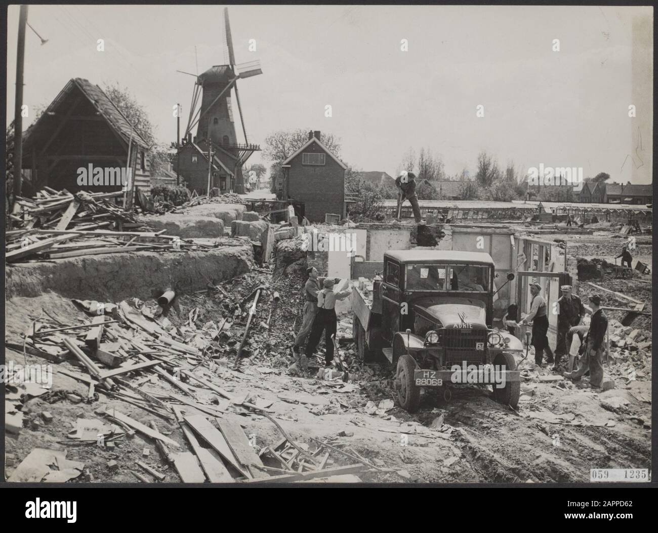Watersnood 1953 [Watersnood 1953] Bau im Katastrophengebiet. Am Molendijk in 's-Gravendeel werden die vom Wasser zerstörten Wohnungen abgerissen. Da dieser Punkt für ein mögliches neues Hochwasser sehr gefährlich ist, werden hier keine neuen Häuser gebaut. Nur die Böschung wird wieder in ihren früheren Zustand zurückversetzt. Datum: 8.Mai 1953 Ort: 's-Gravendeel, Zuid-Holland Schlüsselwörter: Reparaturen, Häuser, Überschwemmungen Stockfoto