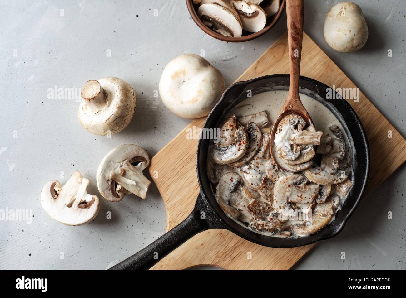 Champignons mit frischem Dill, Käse und Sauerrahm Stockfotografie - Alamy