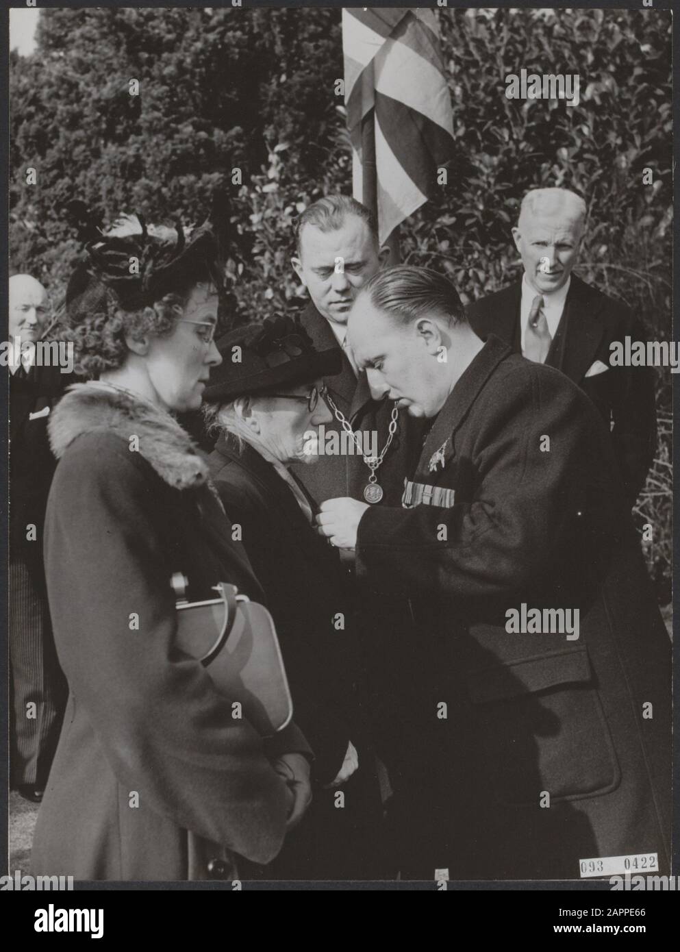 Kriegsopfer, Witwen, Dekorationen, Bessel Mrs., Pape, Richard Datum: 18. März 1954 Ort: Gelderland, Stone Age Schlüsselwörter: Dekorationen, Kriegsopfer, Witwen persönlicher Name: Besseling Mrs., Pape, Richard Stockfoto