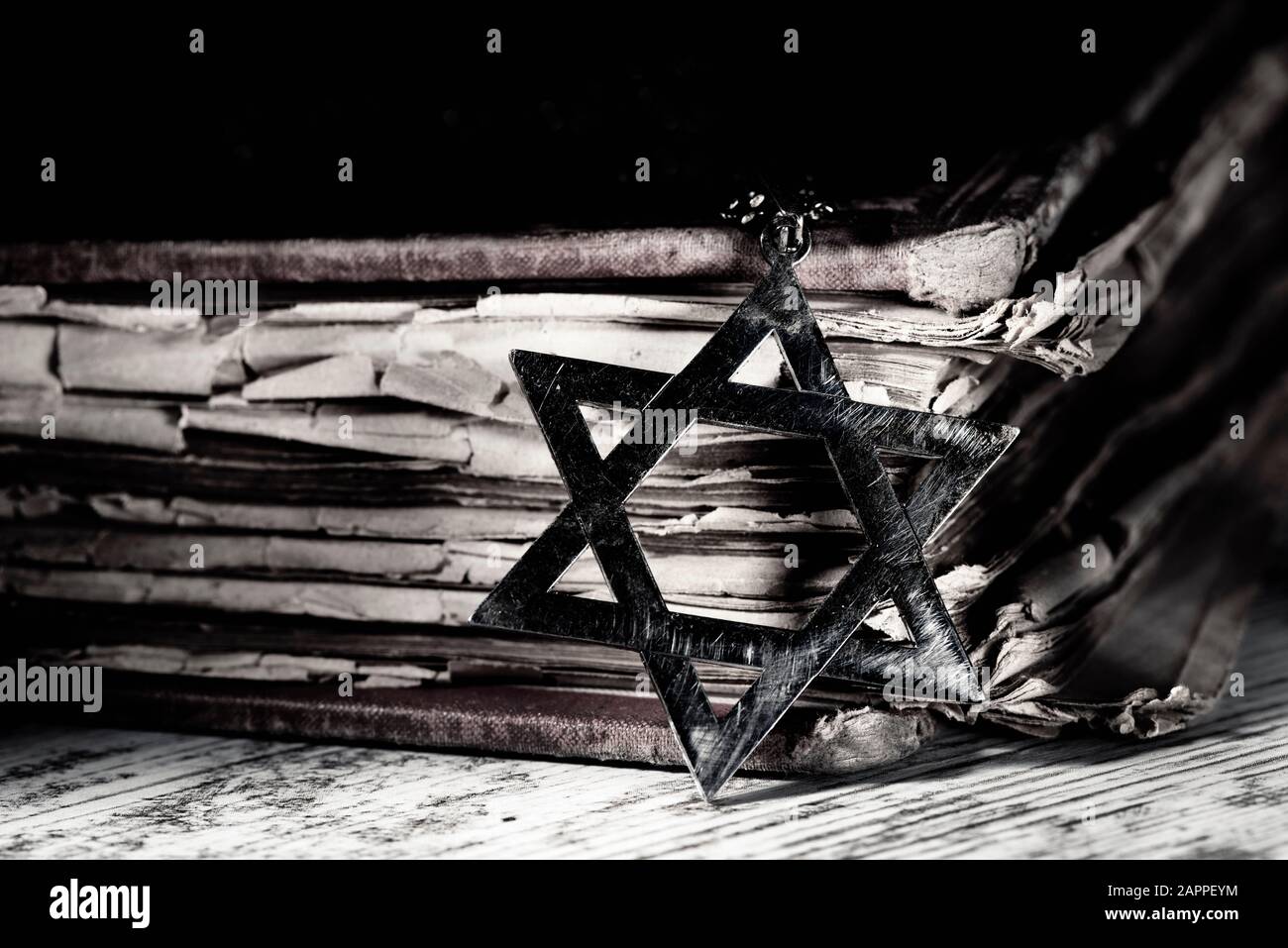 Tora schild halskette Fotos und Bildmaterial in hoher Auflösung Alamy