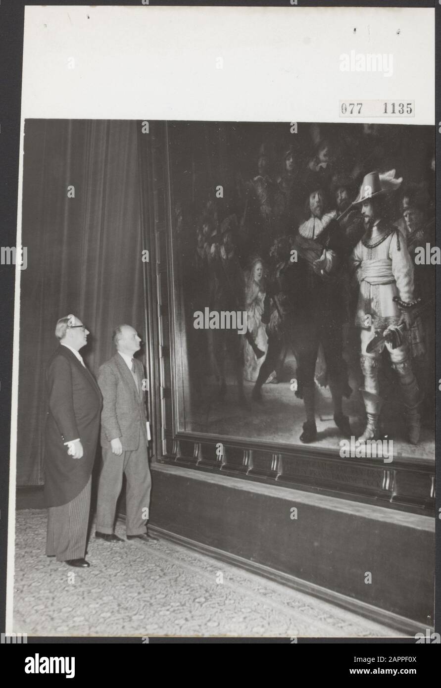 Deutscher Außenminister Heinrich von Brentano besucht die Niederlande.Im Rijksmuseum bei der Nachtwache Datum: 8. März 1956 Ort: Amsterdam, Noord-Holland Schlüsselwörter: Besuche, Minister, Museen persönlicher Name: Brentano, Heinrich von Stockfoto