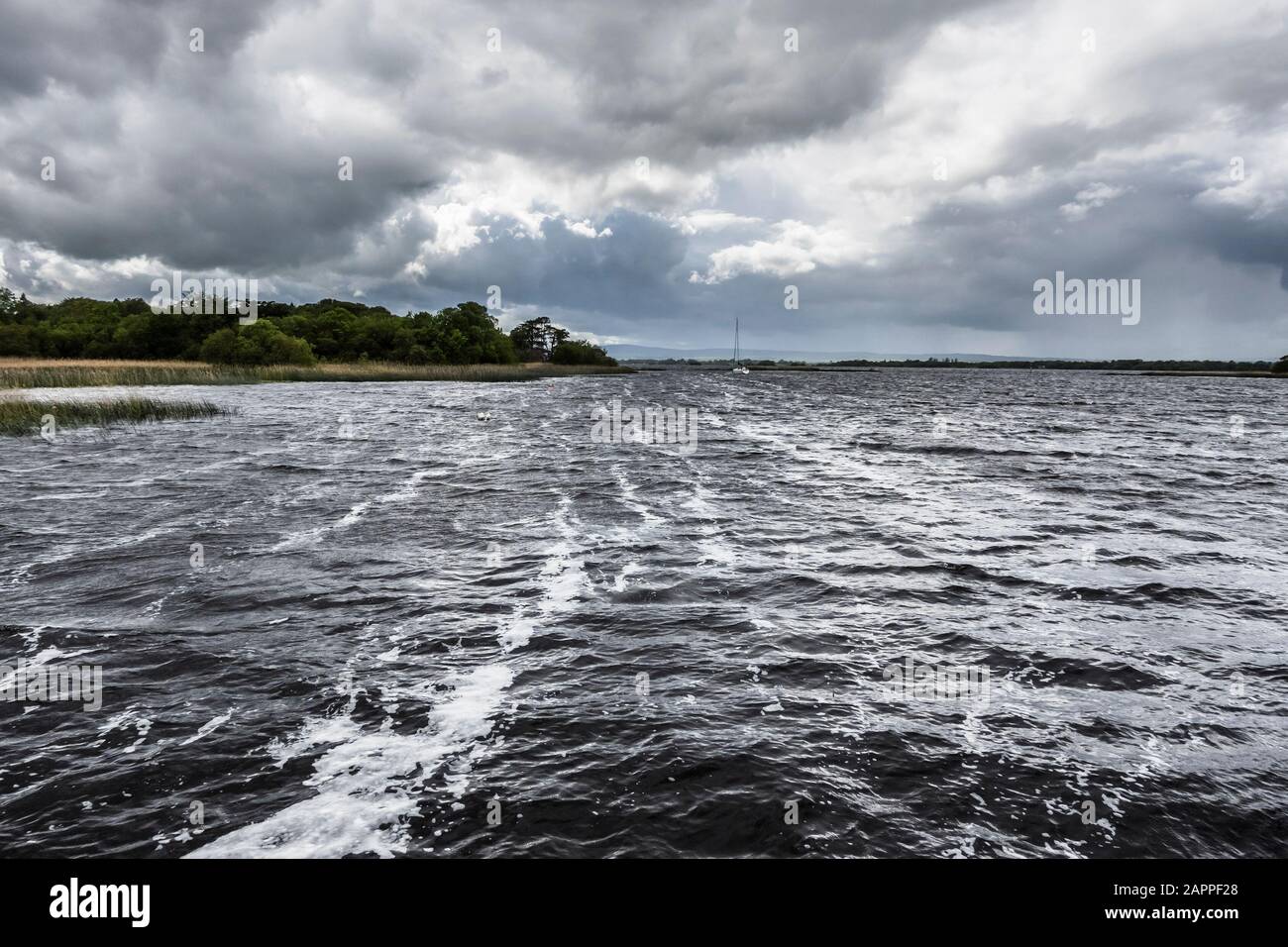 Ein wolkiger und stürziger Tag am Lough Derg, einem großen See am Fluss Shannon, von Kilgarvan Quay, Ballinderry, County Tipperary, Irland Stockfoto