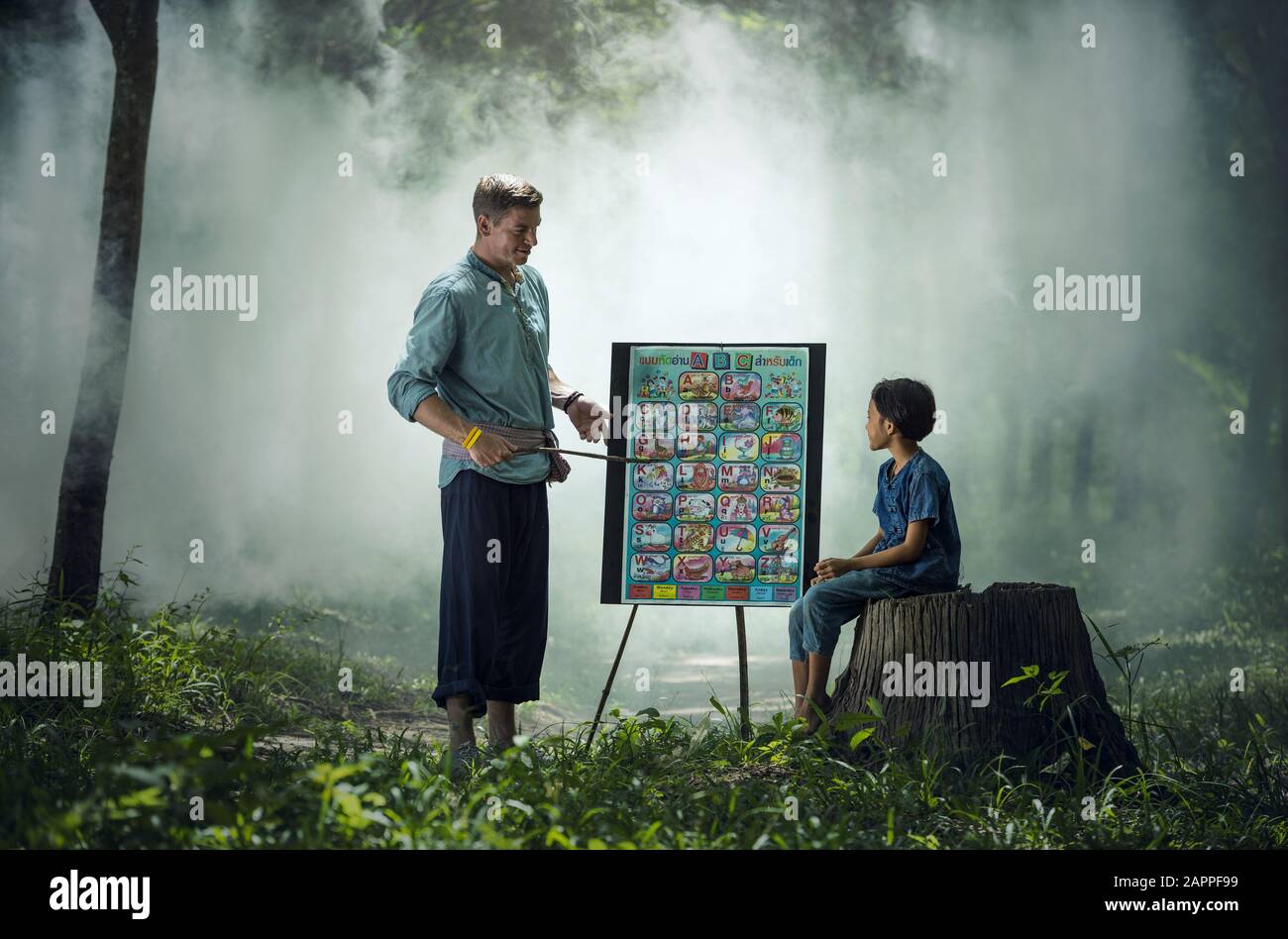 Ausländische Lehrer unterrichten Studenten im ländlichen Thailand. Stockfoto