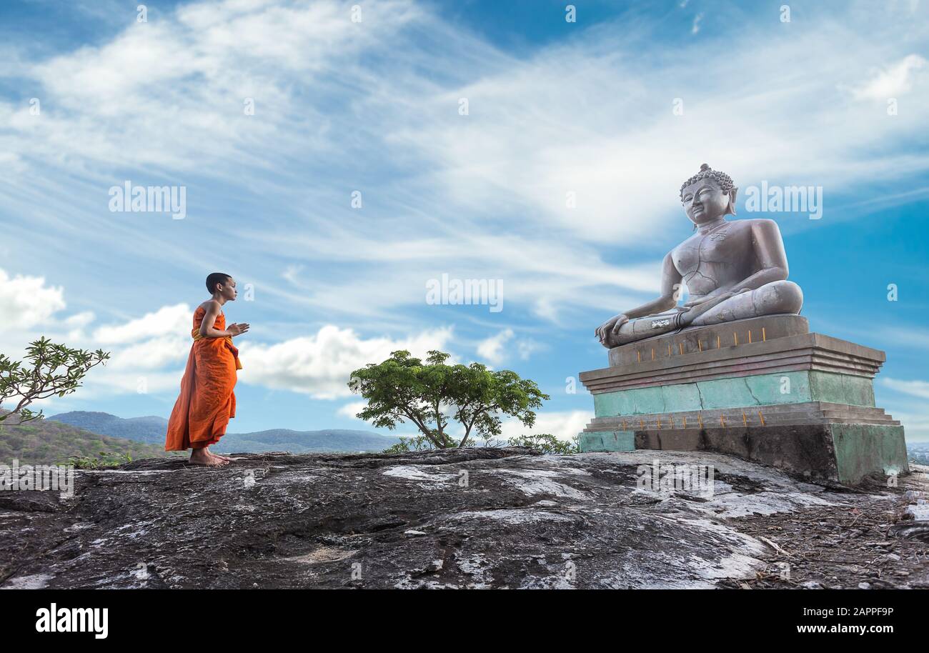 Novize Monk betet zum Buddha im Phrabuddhachay-Tempel, Saraburi, Thailand Stockfoto