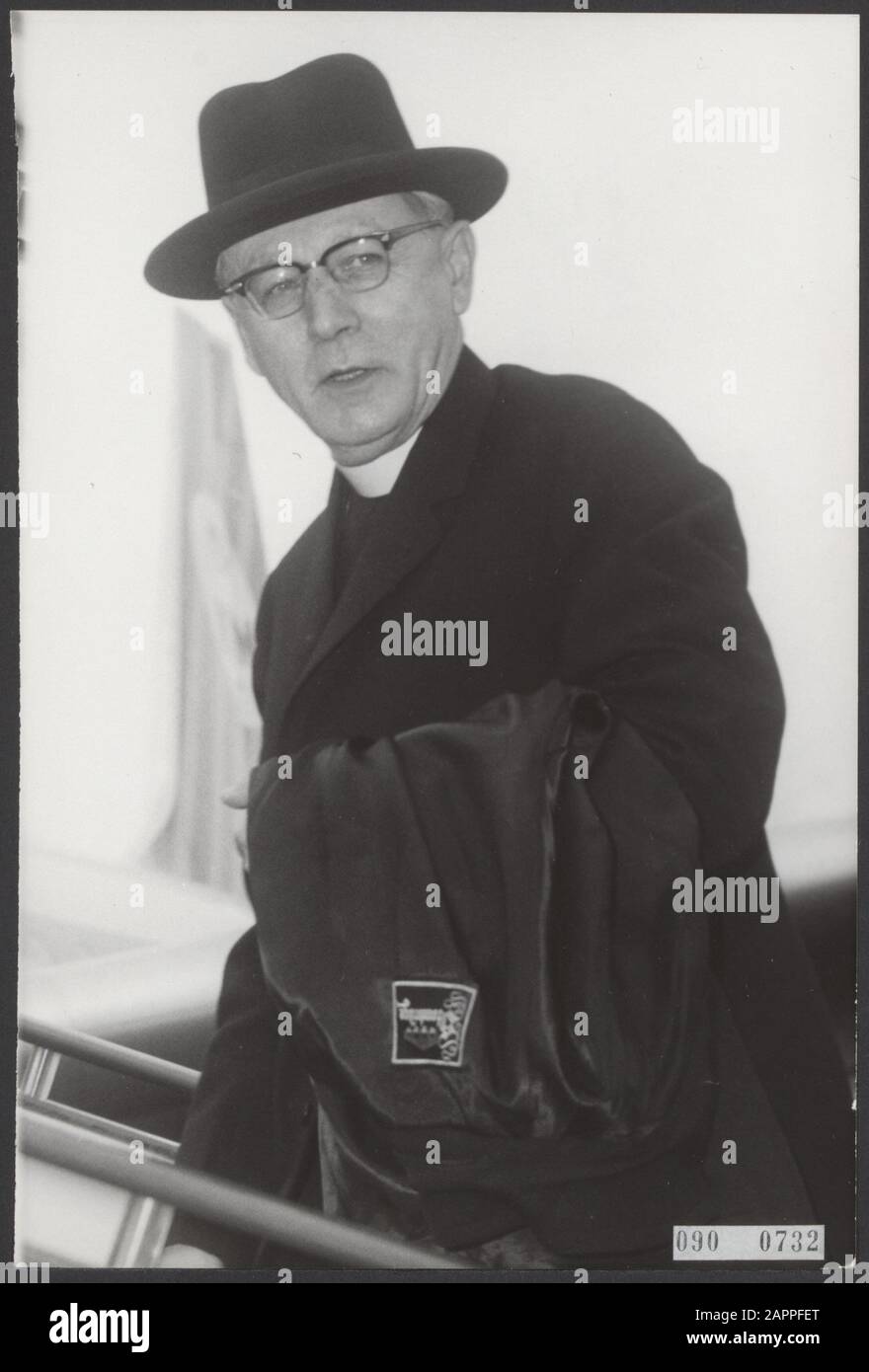 Abfahrt von Kardinal Alfrink von Schiphol nach Washington, um an einem Kongress teilzunehmen (Pax Humana) Datum: 22. Juli 1964 Ort: Noord-Holland, Schiphol Schlüsselwörter: Besuche, Geister, Katholizismus persönlicher Name: Alfrink, Bernardus Johannes Stockfoto