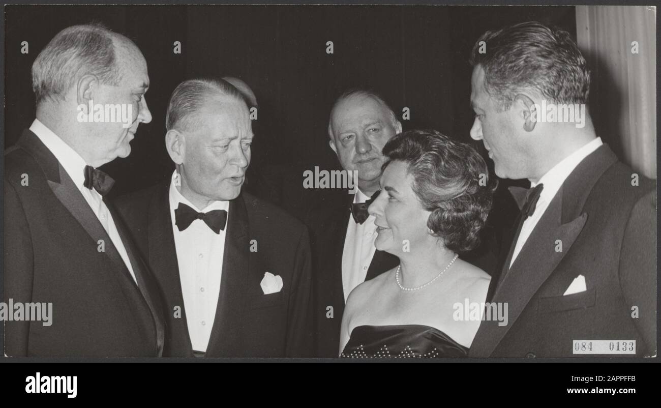 Essen, Konferenzen, internationale Organisationen, Butler, Marijnen, Victor, Stikker, Dirk Datum: 13. Mai 1964 Ort: Scheveningen, Zuid-Holland Schlüsselwörter: Konferenzen, internationale Organisationen, Mahlzeiten persönlicher Name: Butler, Marijnen, Victor, Rusk, Dean, Stikker, Dirk Stockfoto