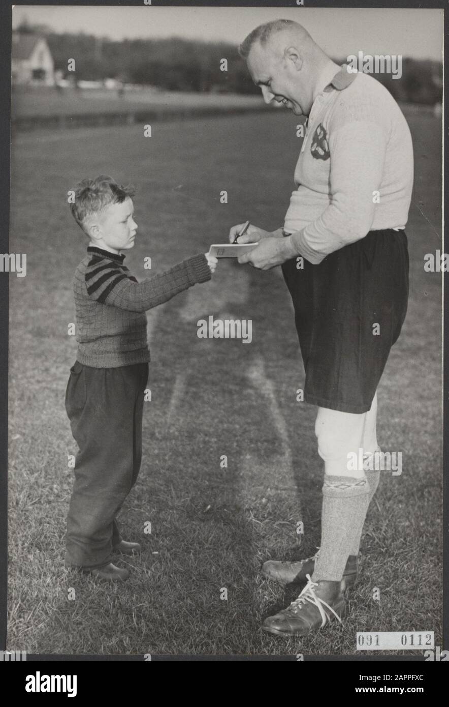 Ratsmitglieder und leitende Mitarbeiter von Hilversum trugen ein Fußballspiel aus. Bürgermeister Boot spielte auf dem rechten Seitenplatz. In der Ruhe kam ihm sogar ein kleiner unverkennbarer Jäger zu, der etwas in ihm sah Datum: 4. April 1952 Ort: Hilversum Schlagwörter: Bürgermeister, Räte, Unterschriften, Personen, Sport, Fußball Personenname: Boot, J.J.G. Stockfoto