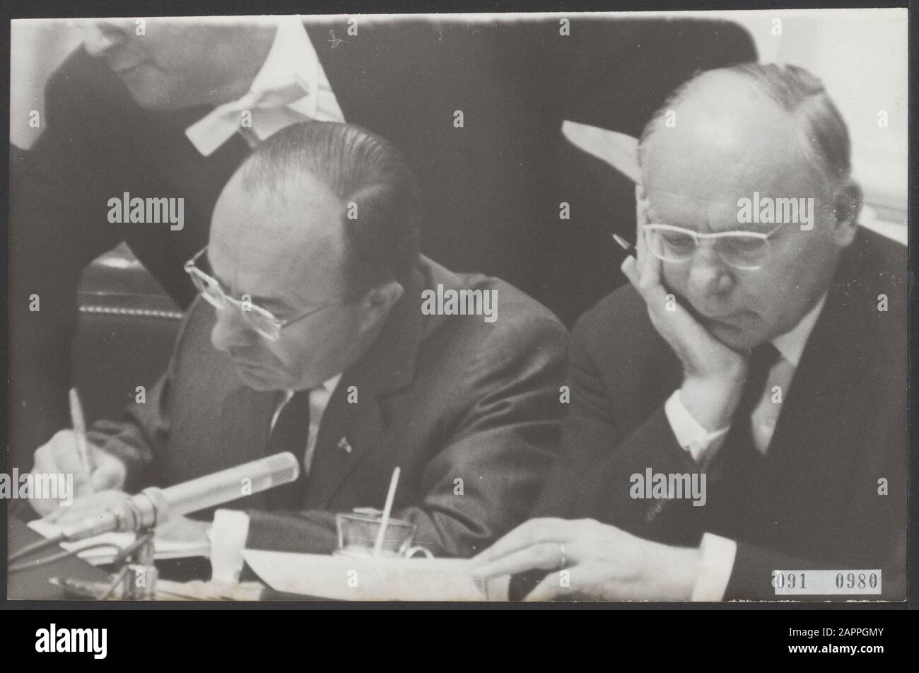 Minister, zweiter Raum, Sitzungen, Cals, Jo Datum: 25. Mai 1966 Ort: Den Haag, Süd-Holland Schlüsselwörter: Minister, zweite Kammer, Treffen persönlicher Name: CALs, Jo, Vondeling, Anne Stockfoto
