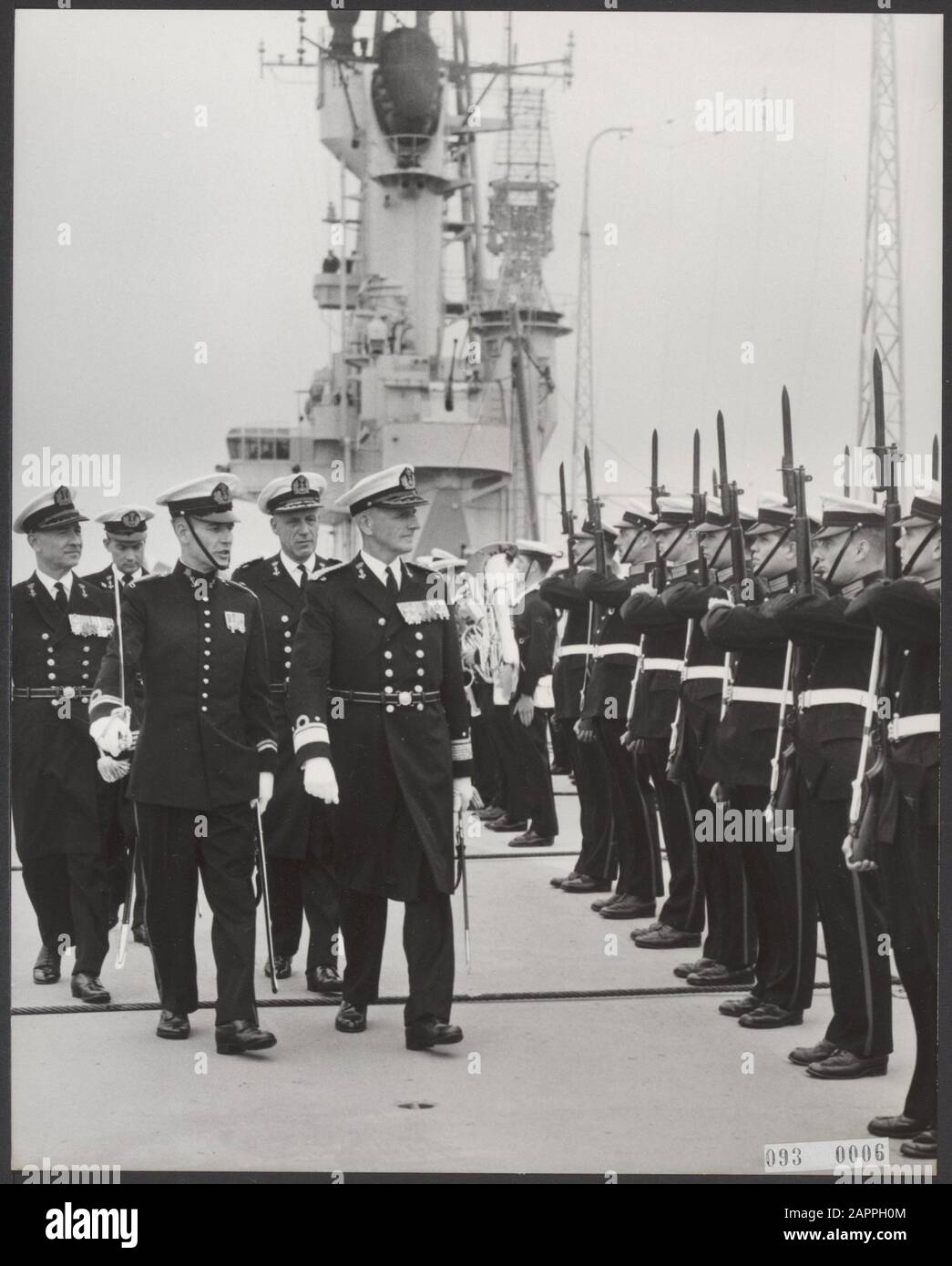 Überführung des Kommandos über die Squadron V durch Rear-by-Night L.E.H. Leser (rechts) zum Kommandeur jrh. W.C.M. de Jonge van Ellemeet (plv. Chief Naval Staff) (Mitte) an Bord Der Personalabteilung. Frau Dan. Flugzeugschiff Karel Doorman Datum: 25. August 1964 Standort: Den Helder, Noord-Holland Schlagwörter: Kommandeure, Ehrenschützen, Inspektionen, Marine, Schiffe Personenname: Jonge van Ellemeet, W.C.M. de, Reeser, L.E.H. Stockfoto