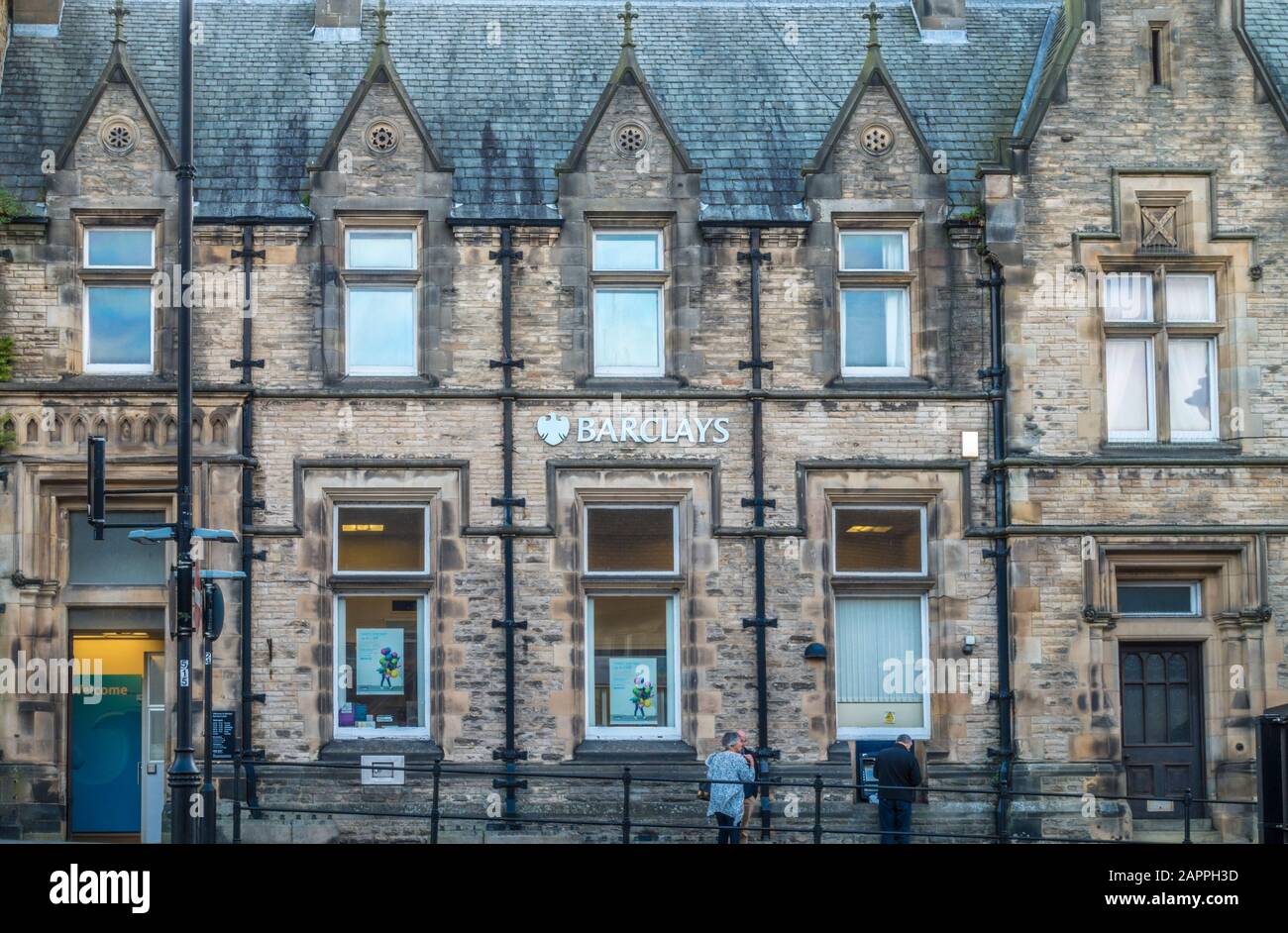 Außerhalb der Barclays Bank, mit Leuten, die Geldautomaten benutzen. Market Place, in der historischen Marktstadt Barnard Castle, Teesdale, County Durham, England, Großbritannien. Stockfoto