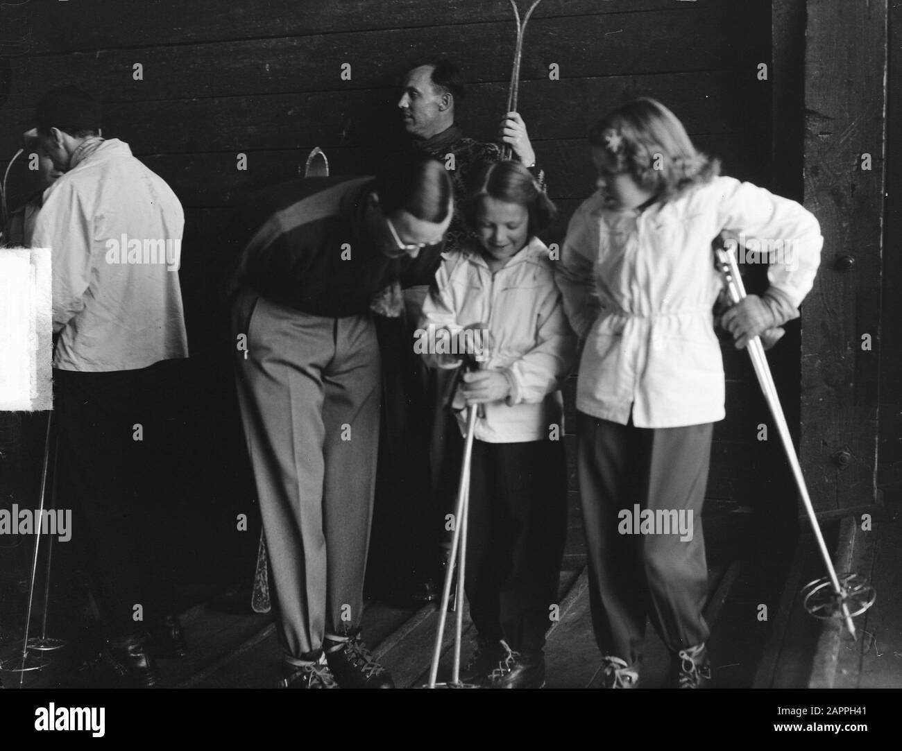 Prinzessinnen und Prinz Bernhard in Tyrol Datum: 12. Februar 1949 Ort: Österreich, Tyrol Personenname: Bernhard, Fürst Stockfoto