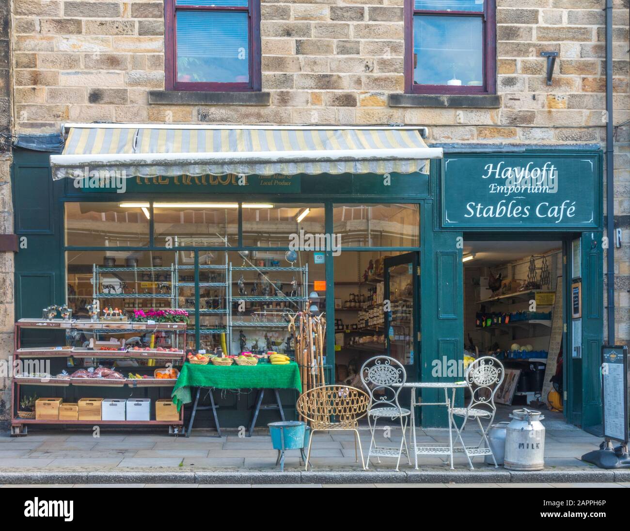 Vorderansicht des Stables Cafe, auf der Horse Market Street in der historischen Marktstadt Barnard Castle, Teesdale, County Durham, England, Großbritannien. Stockfoto