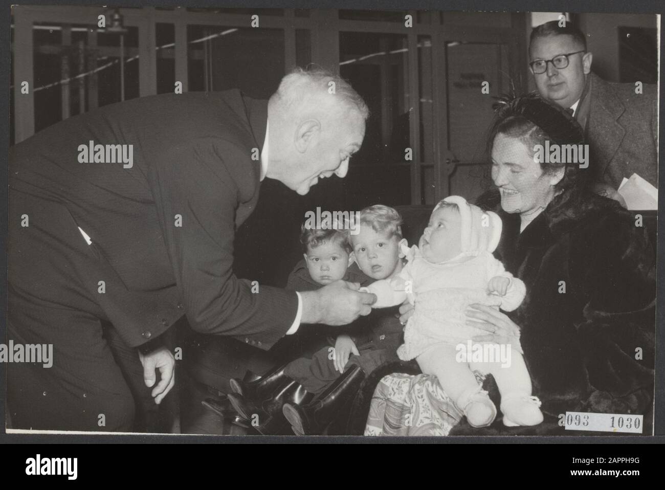 Von Schiphol aus verließ das erste KLM-Flugzeug der neuen Linie Amsterdam-Tokio. Dr. A. Plesman verabschiedet sich im Auftrag der KLM von der jüngsten sechs Monate alten Passagierin Ingrid Stikkel, die fünf Jahre lang mit Vater, Mutter und zwei Brüdern nach Tokio geht, wo ihr Vater bei der niederländischen Handelsmij beschäftigt ist. Datum: 4.Dezember 1951 Ort: Noord-Holland, Schiphol Schlüsselwörter: Abschied, Babys, Regisseure, Luftfahrt, Passagiere Personenname: Stikkel, Stikkel Ingrid Stockfoto