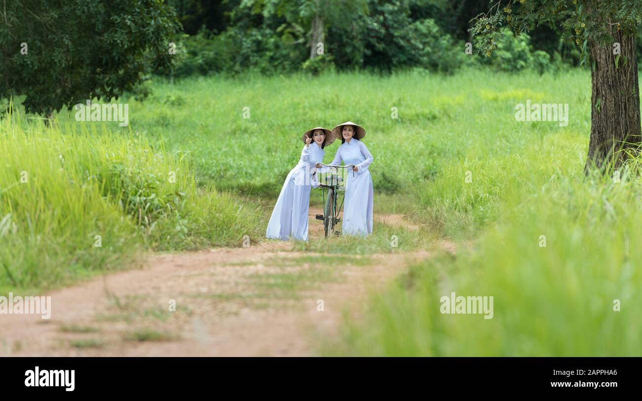 Portrait von Vietnamesisches Mädchen traditionelle Kleidung, Ao Dai ist berühmte traditionelle Kostüm für Frau in Vietnam Stockfoto