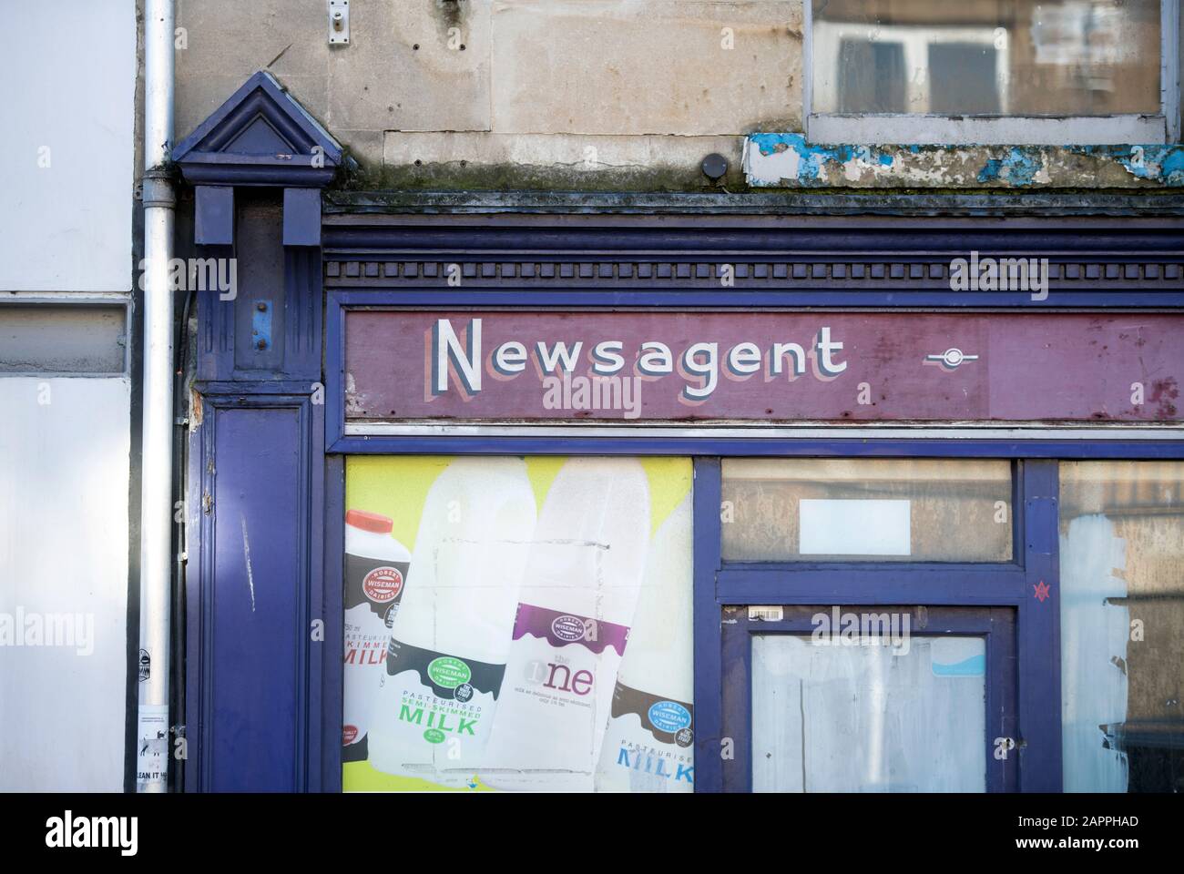 Ein geschlossener Zeitungskiosk in der UK High Street Stockfoto