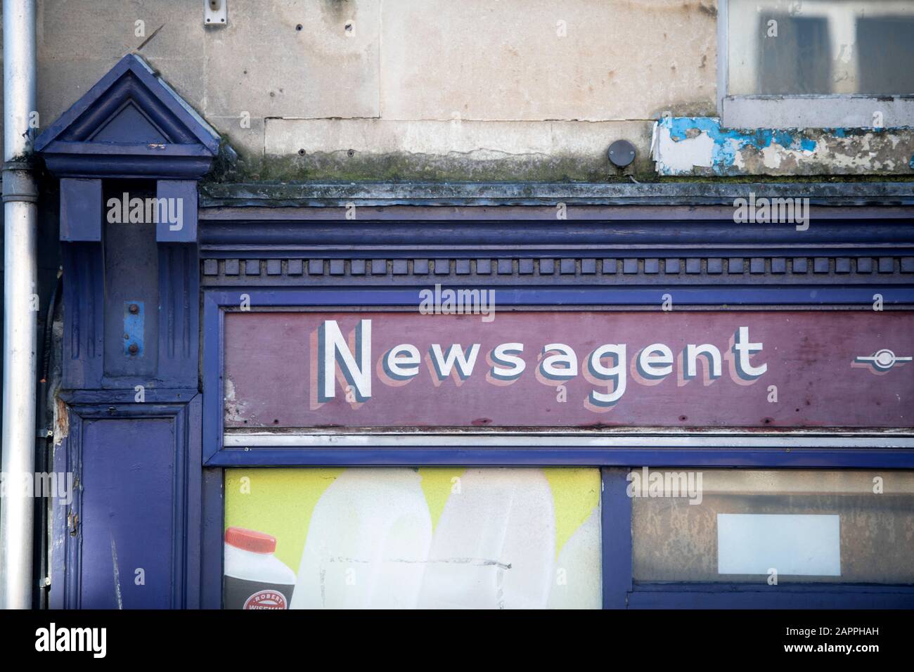 Ein geschlossener Zeitungskiosk in der UK High Street Stockfoto