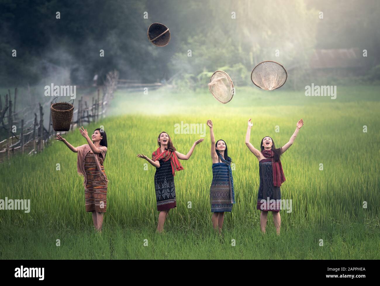 Fröhliche thailändische Landwirtin in Thailand auf dem Land Stockfoto